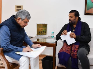 കേന്ദ്രമന്ത്രി സുരേഷ് ഗോപി റെയിൽവേ മന്ത്രി അശ്വിനി വൈഷ്ണവുമായി കൂടിക്കാഴ്ച നടത്തുന്നു