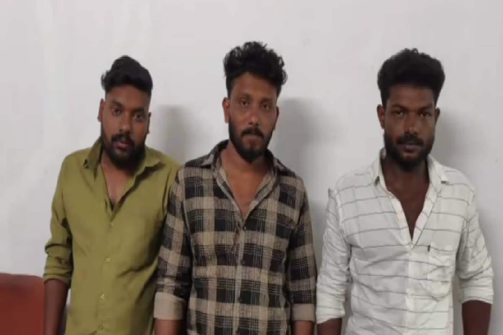 കൊല്ലത്ത് വാഹന പരിശോധനയ്ക്കിടെ മദ്യലഹരിയിൽ ഉദ്യോഗസ്ഥനെ ആക്രമിച്ച മൂന്ന് യുവാക്കൾ അറസ്റ്റിൽ കൊല്ലത്ത് വാഹന പരിശോധനയ്ക്കിടെ മദ്യലഹരിയിൽ ഉദ്യോഗസ്ഥനെ ആക്രമിച്ച മൂന്ന് യുവാക്കൾ അറസ്റ്റിൽ