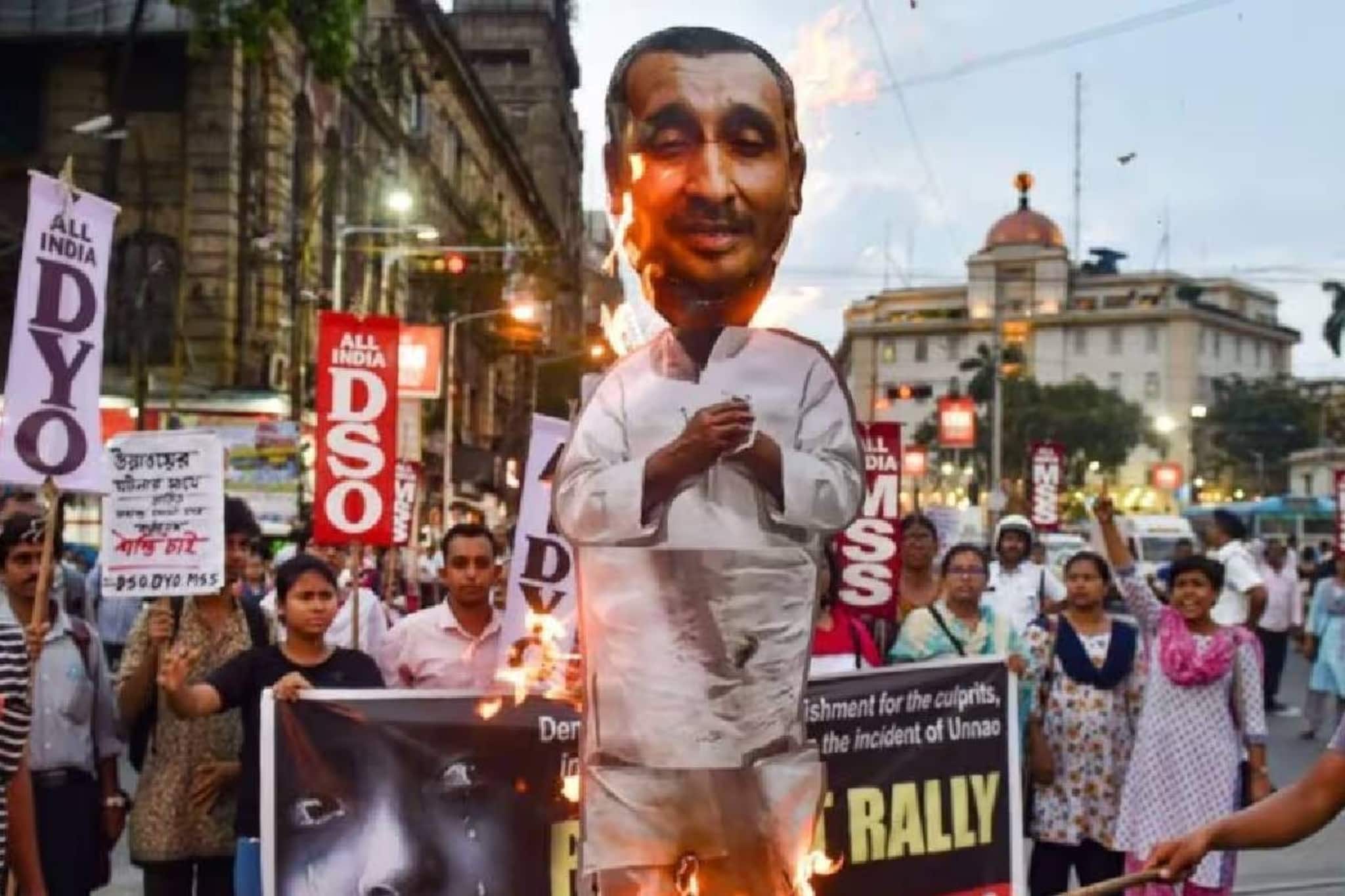 ഉന്നാവോ കേസ്: ബിജെപി മുൻ എംഎൽ എയ്ക്ക് തിരിച്ചടി; സെൻഗാറിന് ജാമ്യം അനുവദിച്ച ഹൈക്കോടതി ഉത്തരവ് സുപ്രീം കോടതി സ്റ്റേ ചെയ്തു