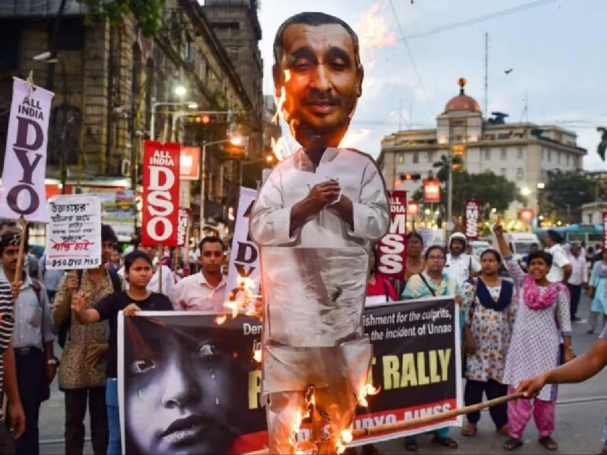 ഉന്നാവോ കേസ്:ബിജെപി മുൻ എംഎൽ എയ്ക്ക് തിരിച്ചടി;സെൻഗാറിന് ജാമ്യം അനുവദിച്ച ഹൈക്കോടതി ഉത്തരവ് സുപ്രീം കോടതി സ്റ്റേ