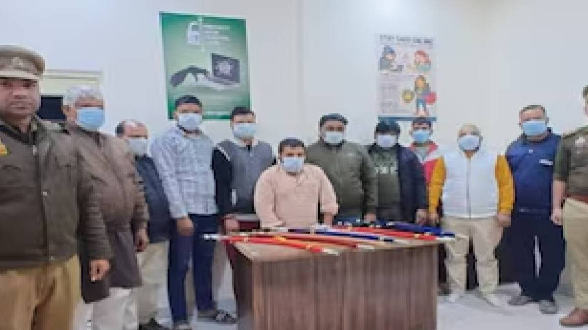 ഉത്തർപ്രദേശിൽ വാള്‍ വിതരണം ചെയ്ത 10 ഹിന്ദു രക്ഷാ ദള്‍ പ്രവര്‍ത്തകര്‍ അറസ്റ്റില്‍