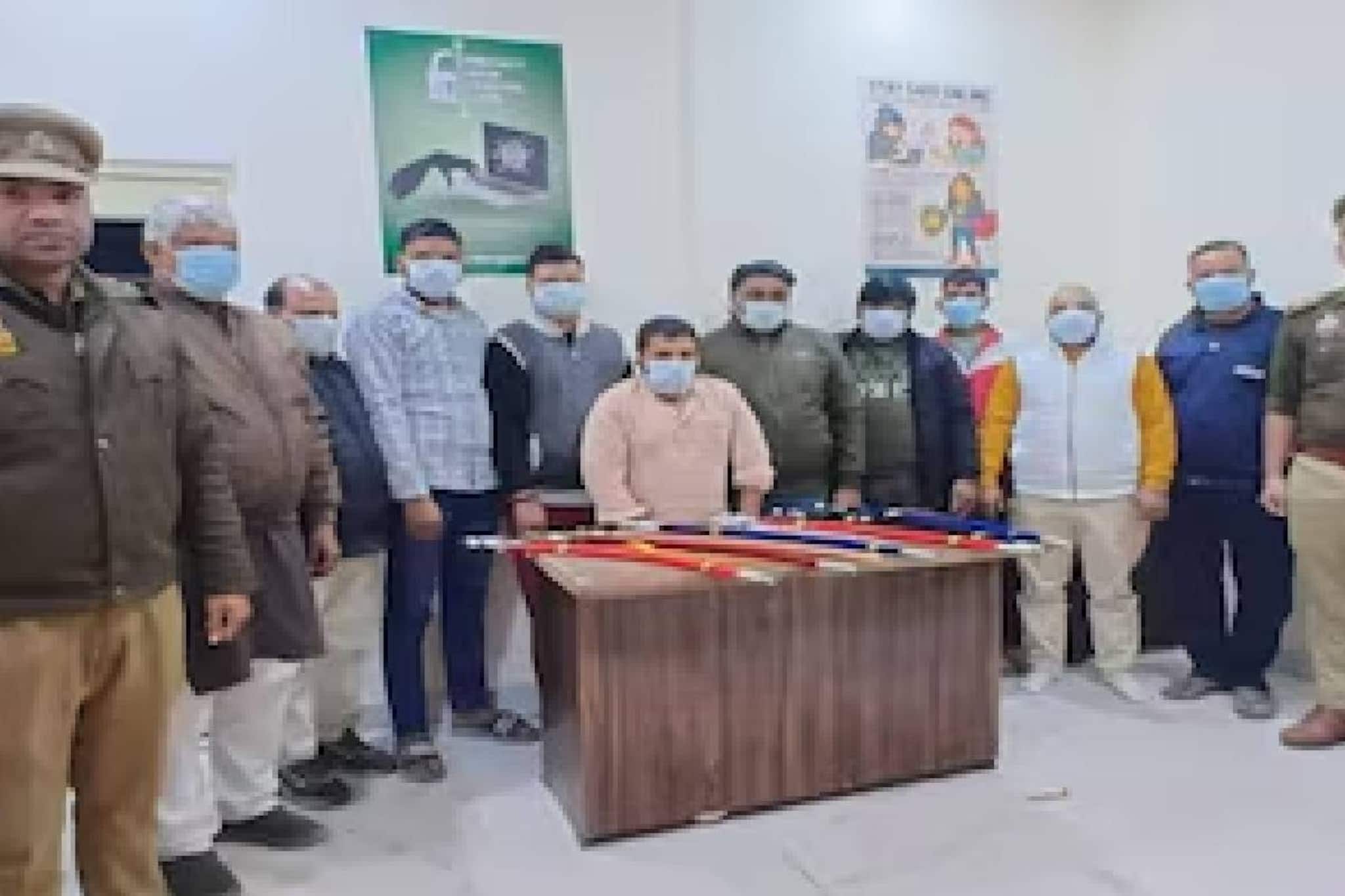 ഉത്തർപ്രദേശിൽ വാള്‍ വിതരണം ചെയ്ത 10 ഹിന്ദു രക്ഷാ ദള്‍ പ്രവര്‍ത്തകര്‍ അറസ്റ്റില്‍