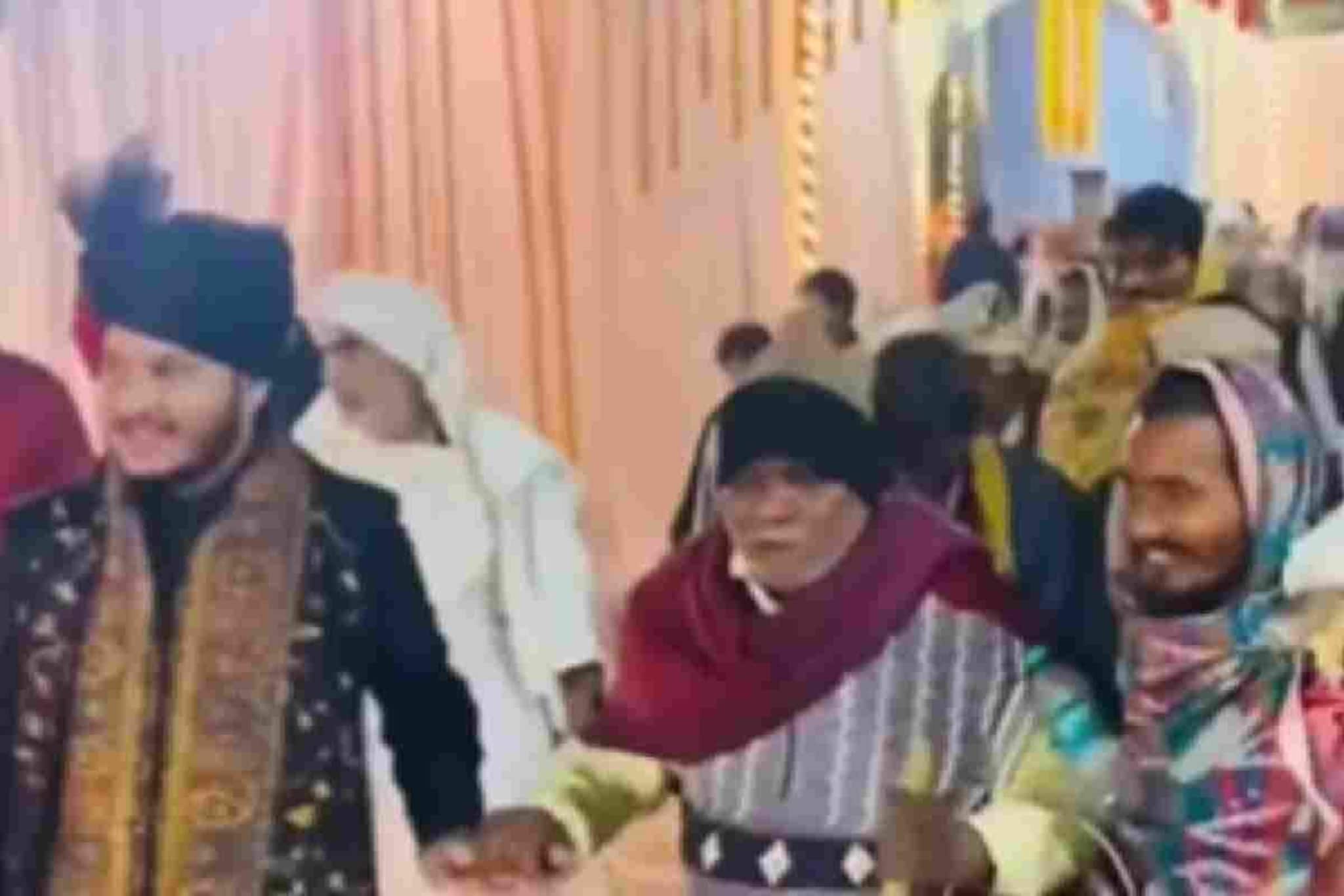 സഹോദരിയുടെ വിവാഹത്തിന് യാചകരെ ക്ഷണിച്ച യുവാവ് സദ്യയ്‌ക്കൊപ്പം നൽകിയത് വിലപ്പെട്ട സമ്മാനങ്ങളും