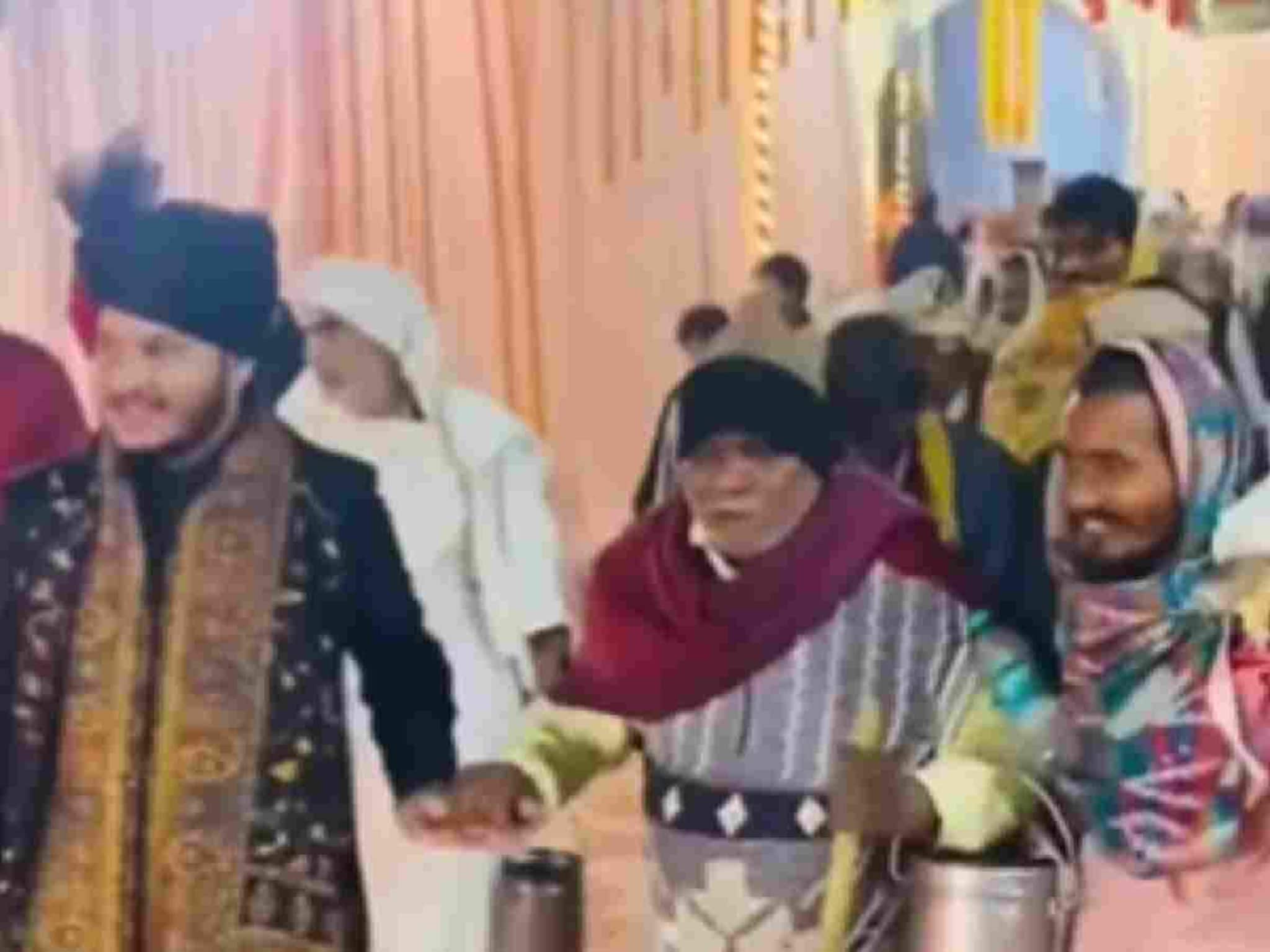 സഹോദരിയുടെ വിവാഹത്തിന് യാചകരെ ക്ഷണിച്ച യുവാവ് സദ്യയ്‌ക്കൊപ്പം നൽകിയത് വിലപ്പെട്ട സമ്മാനങ്ങളും