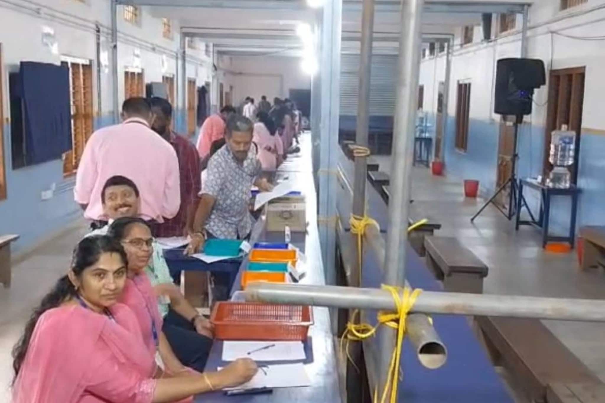 Kerala Local Body Election Results Live: വോട്ടെണ്ണൽ തുടങ്ങി; എൽഡിഎഫിന് ആദ്യ ലീഡ് Kerala Local Body Election Results Live: വോട്ടെണ്ണൽ തുടങ്ങി; എൽഡിഎഫിന് ആദ്യ ലീഡ്