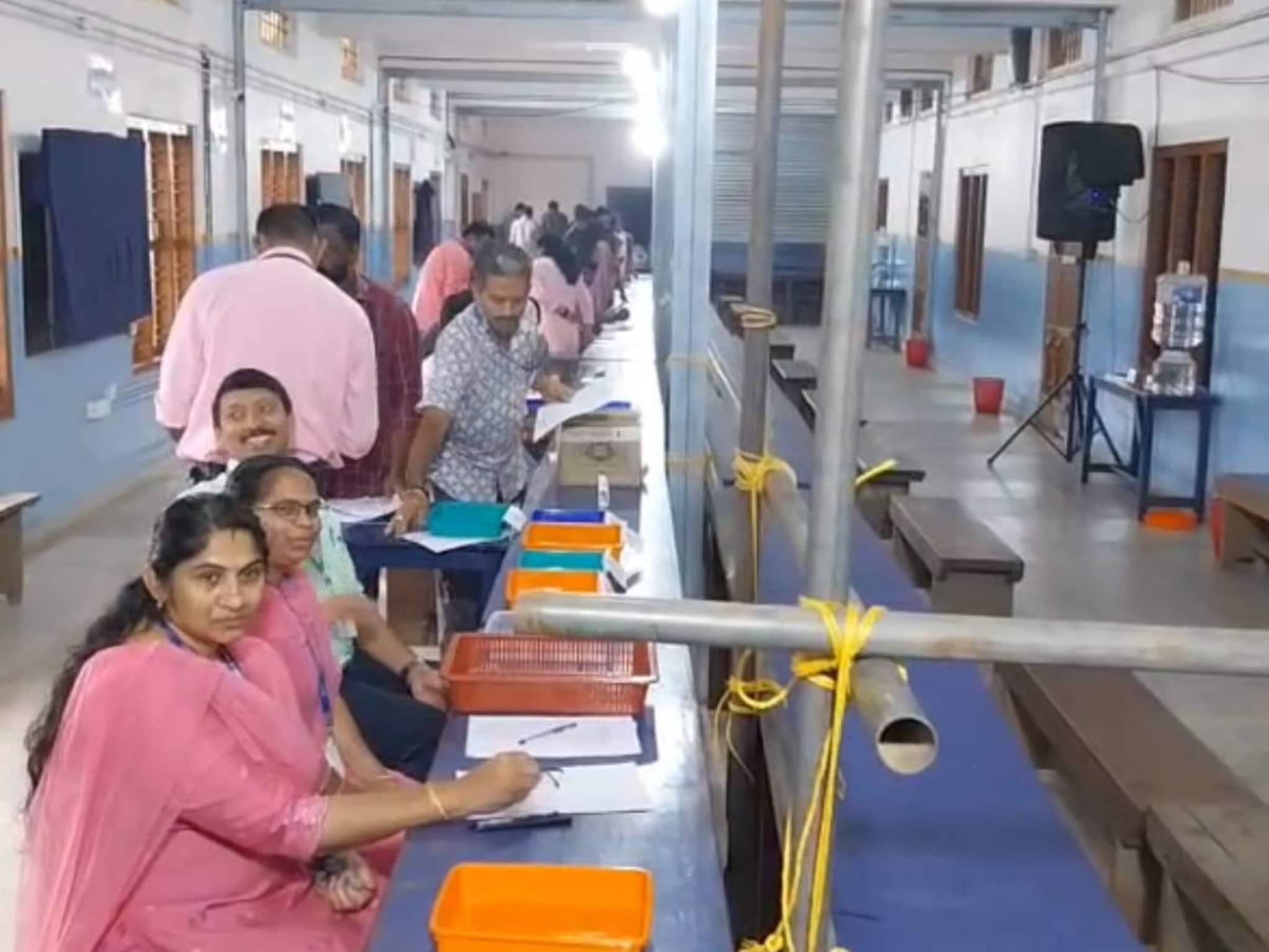 Kerala Local Body Election Results Live: വോട്ടെണ്ണൽ തുടങ്ങി; എൽഡിഎഫിന് ആദ്യ ലീഡ് Kerala Local Body Election Results Live: വോട്ടെണ്ണൽ തുടങ്ങി; എൽഡിഎഫിന് ആദ്യ ലീഡ്