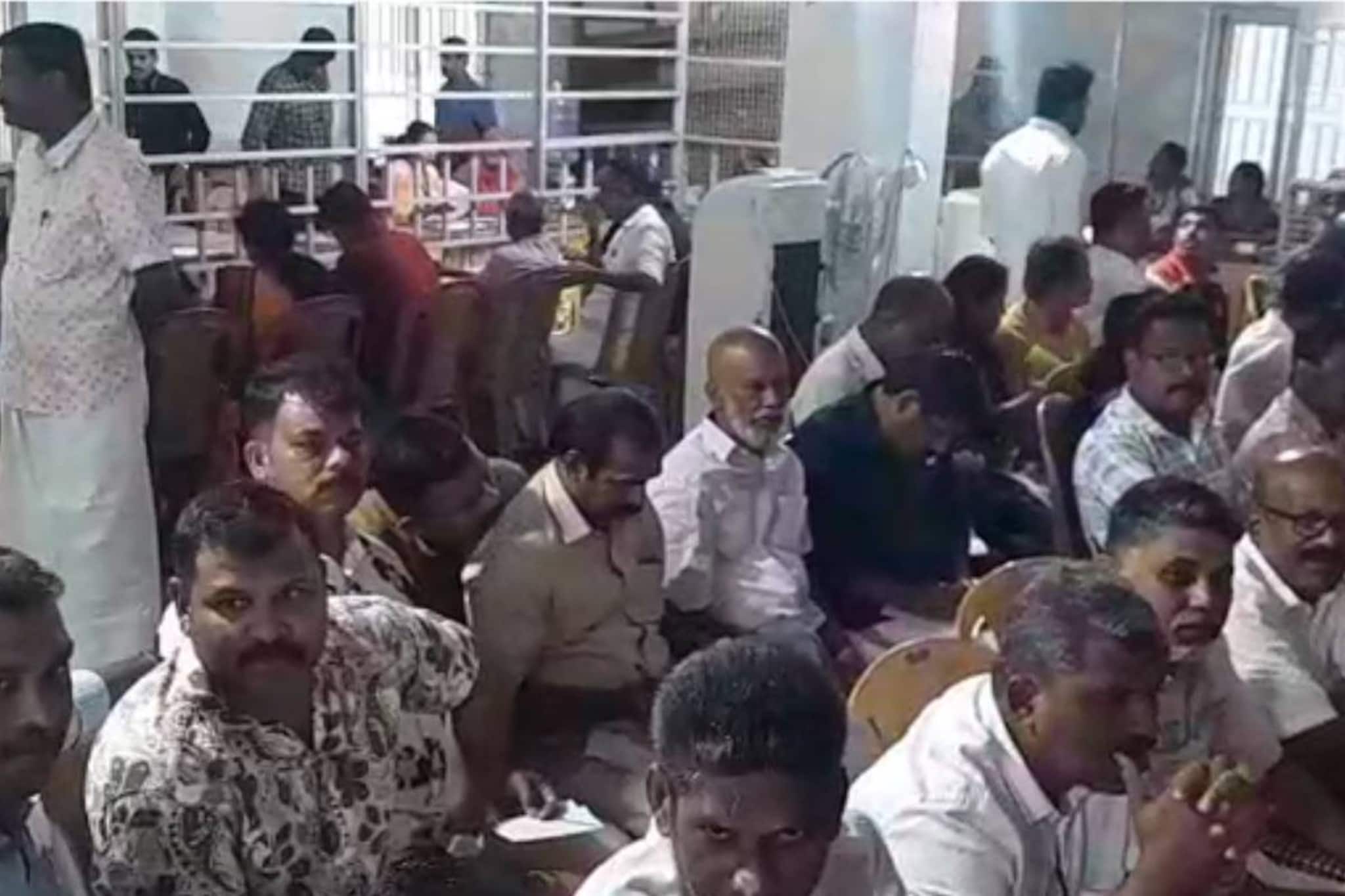 Kerala Local Body Election Results Live: വോട്ടെണ്ണൽ തുടങ്ങി; എൽഡിഎഫിന് ആദ്യ ലീഡ് Kerala Local Body Election Results Live: വോട്ടെണ്ണൽ തുടങ്ങി; എൽഡിഎഫിന് ആദ്യ ലീഡ്