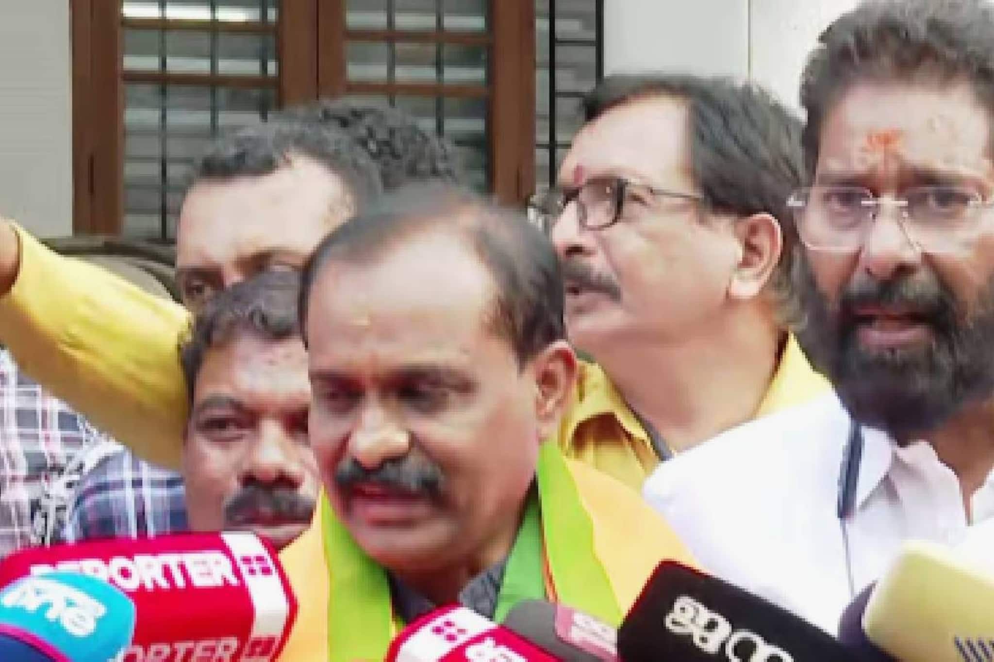 'കഴിഞ്ഞ 5 വർഷം രാവിനെ പകലാക്കി പ്രവർത്തനം നടത്തിയ ബി.ജെപി പ്രവർത്തകരുടെ കാലിൽ പൂവിട്ട് പൂജിക്കുന്നു': വിവി രാജേഷ്