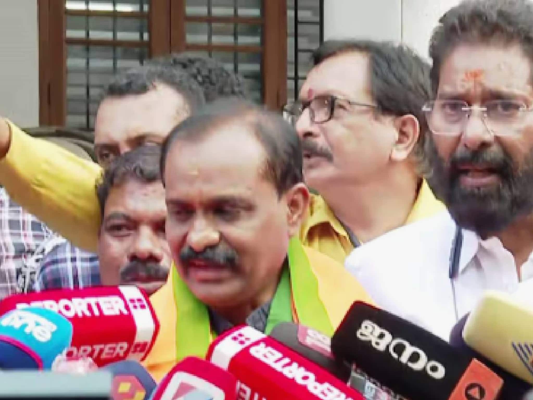 'കഴിഞ്ഞ 5 വർഷം രാവിനെ പകലാക്കി പ്രവർത്തനം നടത്തിയ ബി.ജെപി പ്രവർത്തകരുടെ കാലിൽ പൂവിട്ട് പൂജിക്കുന്നു': വിവി രാജേഷ്