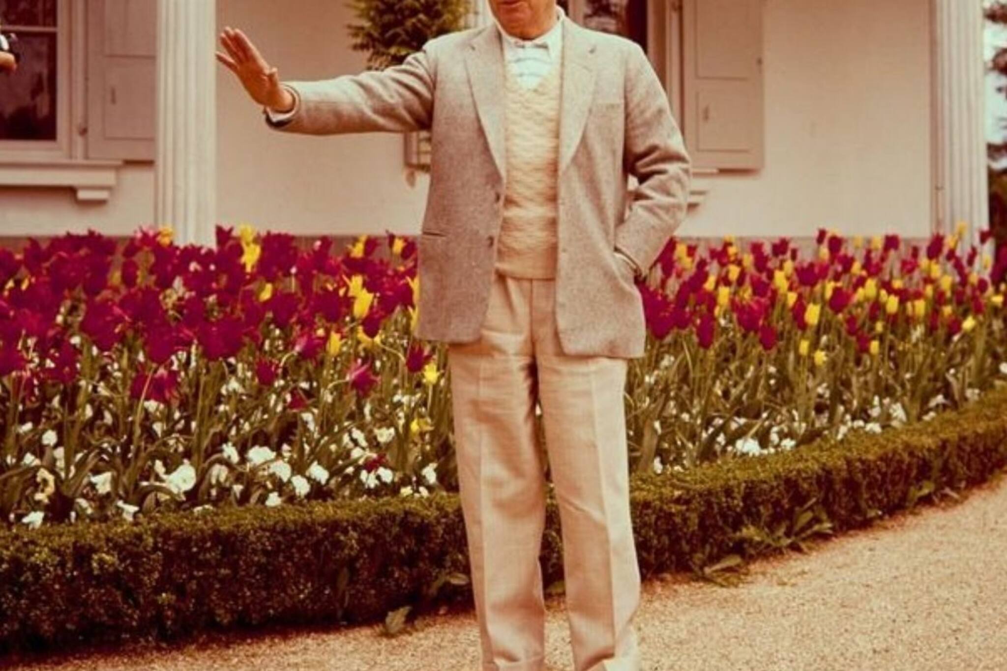 54-ാം വയസ്സിൽ 18 കാരിയുമായി നാലാം വിവാഹം; 11 കുട്ടികളും 26 പേരക്കുട്ടികളും; 3,500 കോടി ആസ്തിയുള്ള പ്രമുഖ നടൻ!