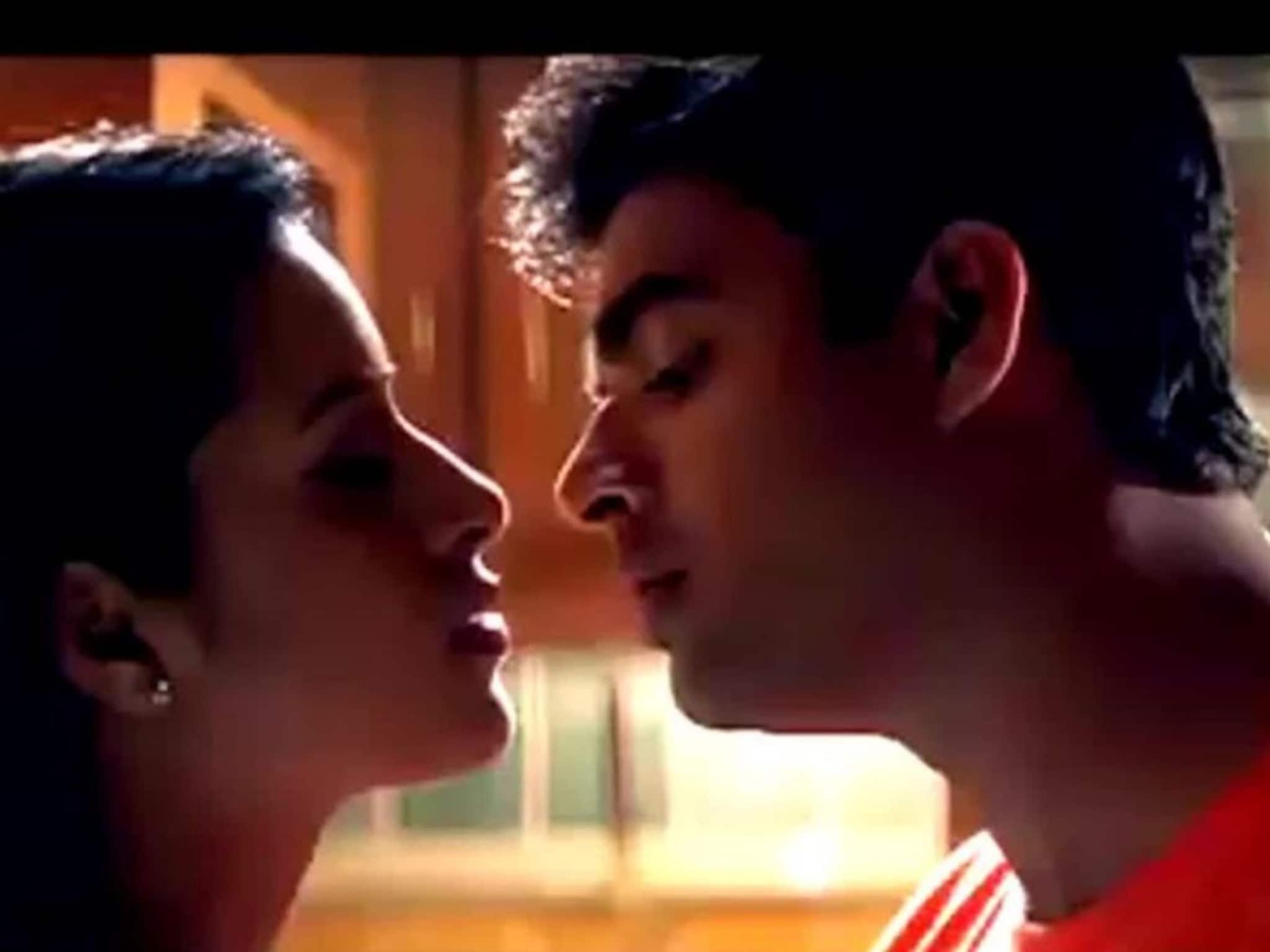 25 വർഷമായി ട്രെൻഡിംഗിൽ തുടരുന്ന ഈ പ്രണയ ഗാനം; ഇപ്പോഴും ടോപ്പ് ലിസ്റ്റിൽ തുടരുന്നതിന്റെ കാരണം അറിയുമോ?