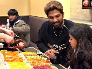 സുഷി വിഭവം ആസ്വദിക്കുന്ന അല്ലു അർജുനും മക്കളും