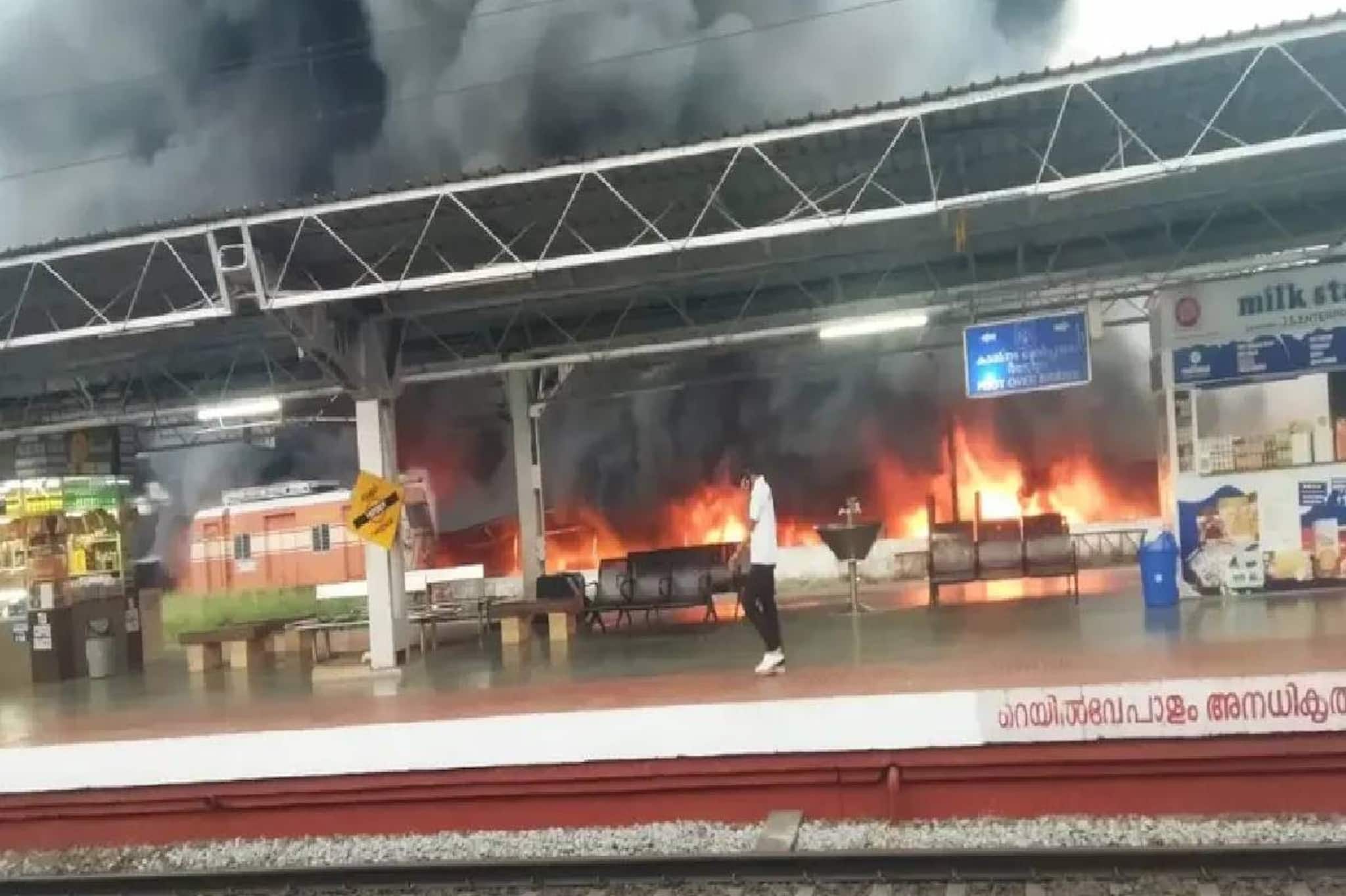 തൃശൂരിൽ വൻ തീപിടിത്തം; റെയിൽവേ പാർക്കിങിൽ ഇരുന്നൂറിലേറെ ബൈക്കുകൾ കത്തിനശിച്ചതായി സൂചന തൃശൂരിൽ വൻ തീപിടിത്തം; റെയിൽവേ പാർക്കിങിൽ ഇരുന്നൂറിലേറെ ബൈക്കുകൾ കത്തിനശിച്ചതായി സൂചന