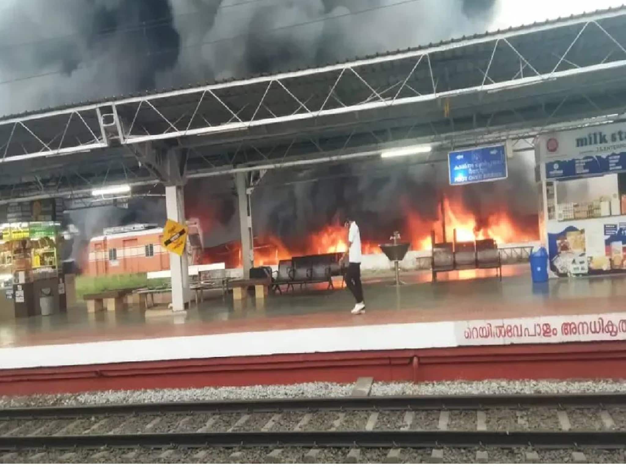 തൃശൂരിൽ വൻ തീപിടിത്തം; റെയിൽവേ പാർക്കിങിൽ ഇരുന്നൂറിലേറെ ബൈക്കുകൾ കത്തിനശിച്ചതായി സൂചന തൃശൂരിൽ വൻ തീപിടിത്തം; റെയിൽവേ പാർക്കിങിൽ ഇരുന്നൂറിലേറെ ബൈക്കുകൾ കത്തിനശിച്ചതായി സൂചന