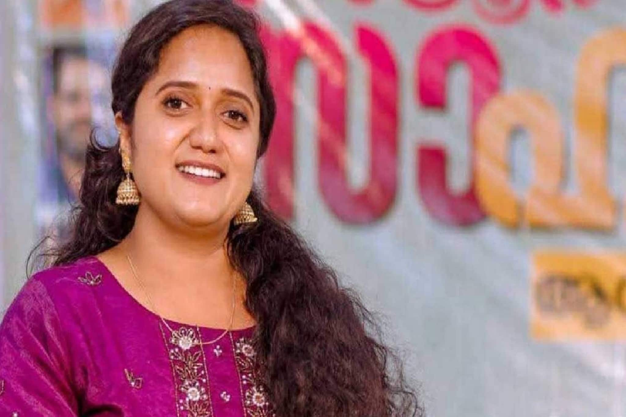 'വിവാഹിതകൾ കുടുംബത്തിന് പ്രാധാന്യം കൊടുക്കണം' മാങ്കൂട്ടത്തിൽ വിഷയത്തിൽ കോൺഗ്രസ് നേതാവ് ശ്രീനാദേവി കുഞ്ഞമ്മ