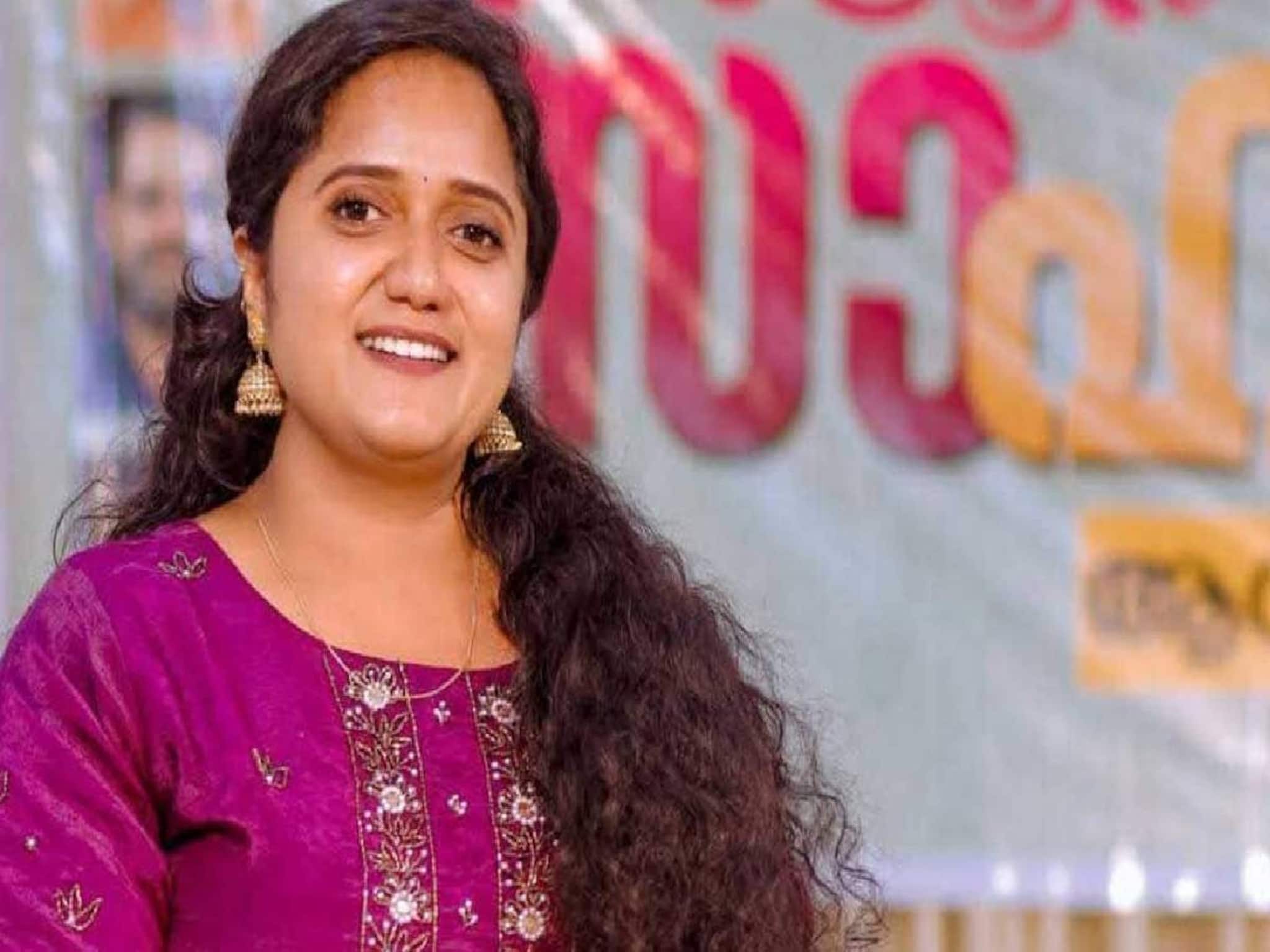 'വിവാഹിതകൾ കുടുംബത്തിന് പ്രാധാന്യം കൊടുക്കണം' മാങ്കൂട്ടത്തിൽ വിഷയത്തിൽ കോൺഗ്രസ് നേതാവ് ശ്രീനാദേവി കുഞ്ഞമ്മ