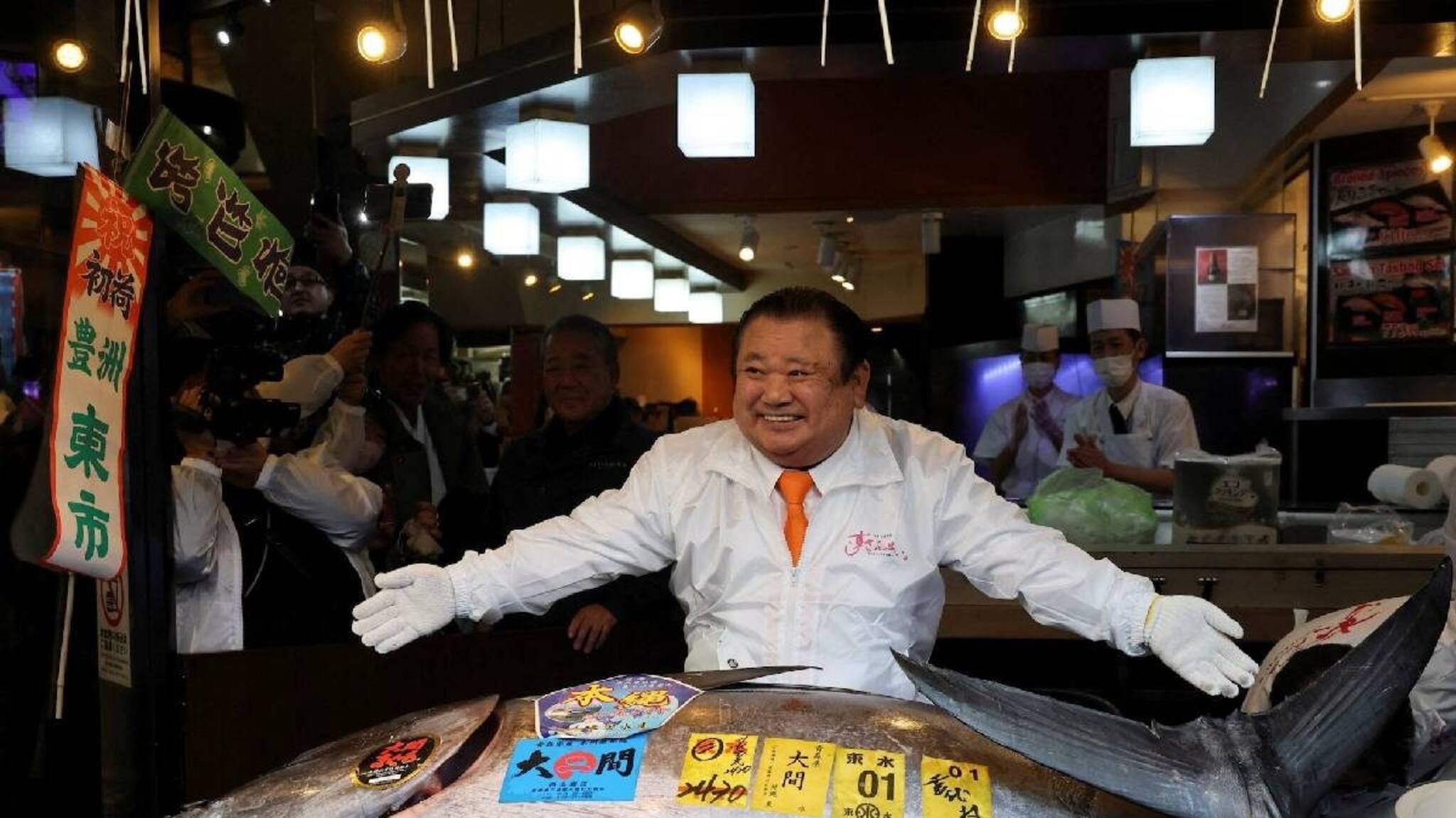 243 കിലോ തൂക്കമുള്ള ഭീമന്‍ ട്യൂണ ചുമക്കാൻ നാല് പേർ; വിറ്റുപോയത് 32 കോടി രൂപയ്ക്ക്