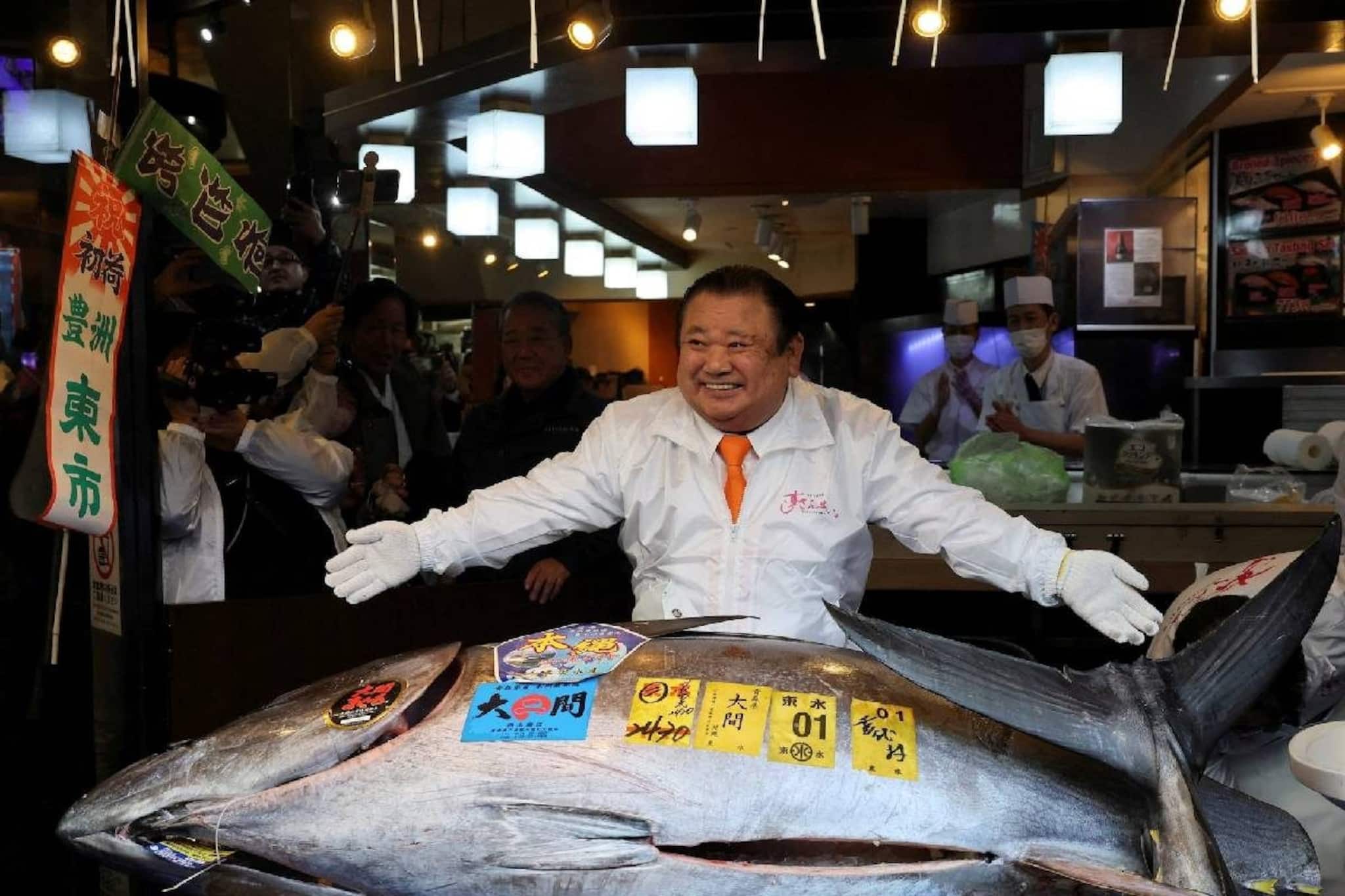 243 കിലോ തൂക്കമുള്ള ഭീമന്‍ ട്യൂണ ചുമക്കാൻ നാല് പേർ; വിറ്റുപോയത് 32 കോടി രൂപയ്ക്ക്