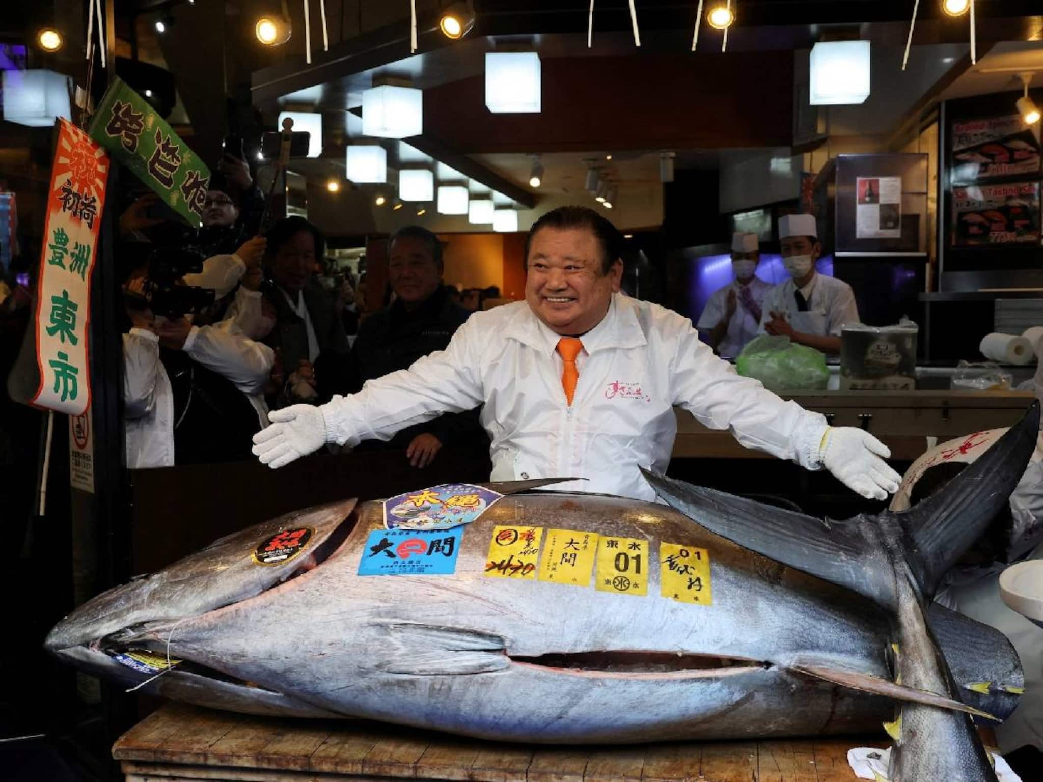 243 കിലോ തൂക്കമുള്ള ഭീമന് ട്യൂണ ചുമക്കാൻ നാല് പേർ; വിറ്റുപോയത് 32 കോടി രൂപയ്ക്ക് 243 കിലോ തൂക്കമുള്ള ഭീമന് ട്യൂണ ചുമക്കാൻ നാല് പേർ; വിറ്റുപോയത് 32 കോടി രൂപയ്ക്ക്