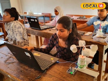 റോബോട്ടിക് പരിശീലനം നടത്തുന്ന വിദ്യാർഥികൾ