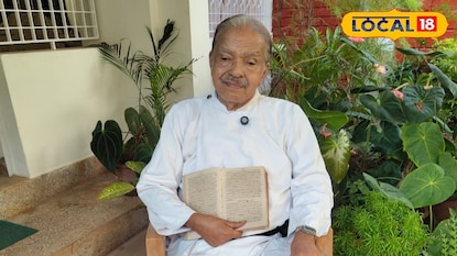  ഹെർമൻ ഗുണ്ടേർട്ടിന്റെ പുസ്തകവുമായി വൈദികൻ ഫ്രാൻസിസ്.