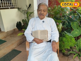  ഹെർമൻ ഗുണ്ടേർട്ടിന്റെ പുസ്തകവുമായി വൈദികൻ ഫ്രാൻസിസ്.