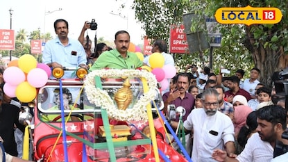 കലോത്സവ സ്വർണ്ണക്കപ്പിന് സ്വീകരണം നൽകുന്നു