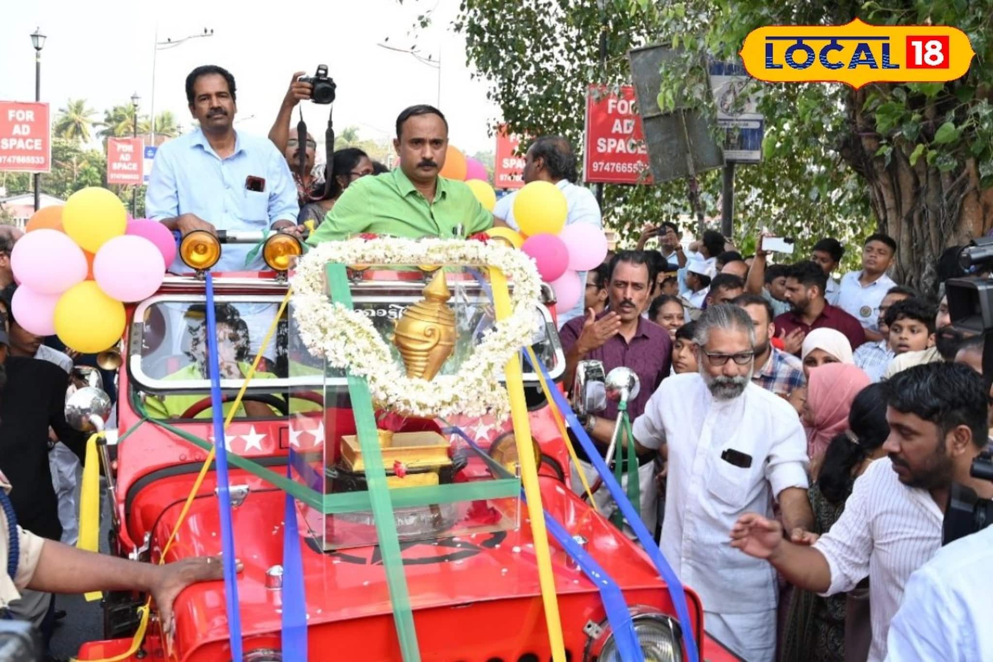 കണ്ണൂരിൻ്റെ മണ്ണിൽ പൊന്നിൻ തിളക്കം; സ്വണ്ണക്കപ്പിനെ വാദ്യമേളങ്ങളോടെ വരവേറ്റ് ജന്മനാട്