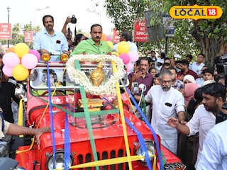 കലോത്സവ സ്വർണ്ണക്കപ്പിന് സ്വീകരണം നൽകുന്നു