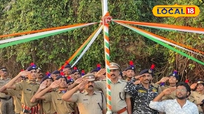 പോലീസ് ഇന്ത്യൻ പതാക ഉയര്‍ത്തുന്നു