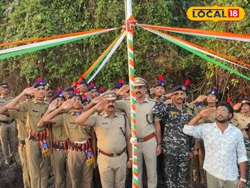 പോലീസ് ഇന്ത്യൻ പതാക ഉയര്‍ത്തുന്നു