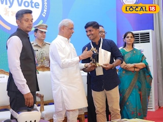 നിജീഷ് ആനന്ദ് പുരസ്കാരം ഏറ്റുവാങ്ങുന്നു നിജീഷ് ആനന്ദ് പുരസ്കാരം ഏറ്റുവാങ്ങുന്നു