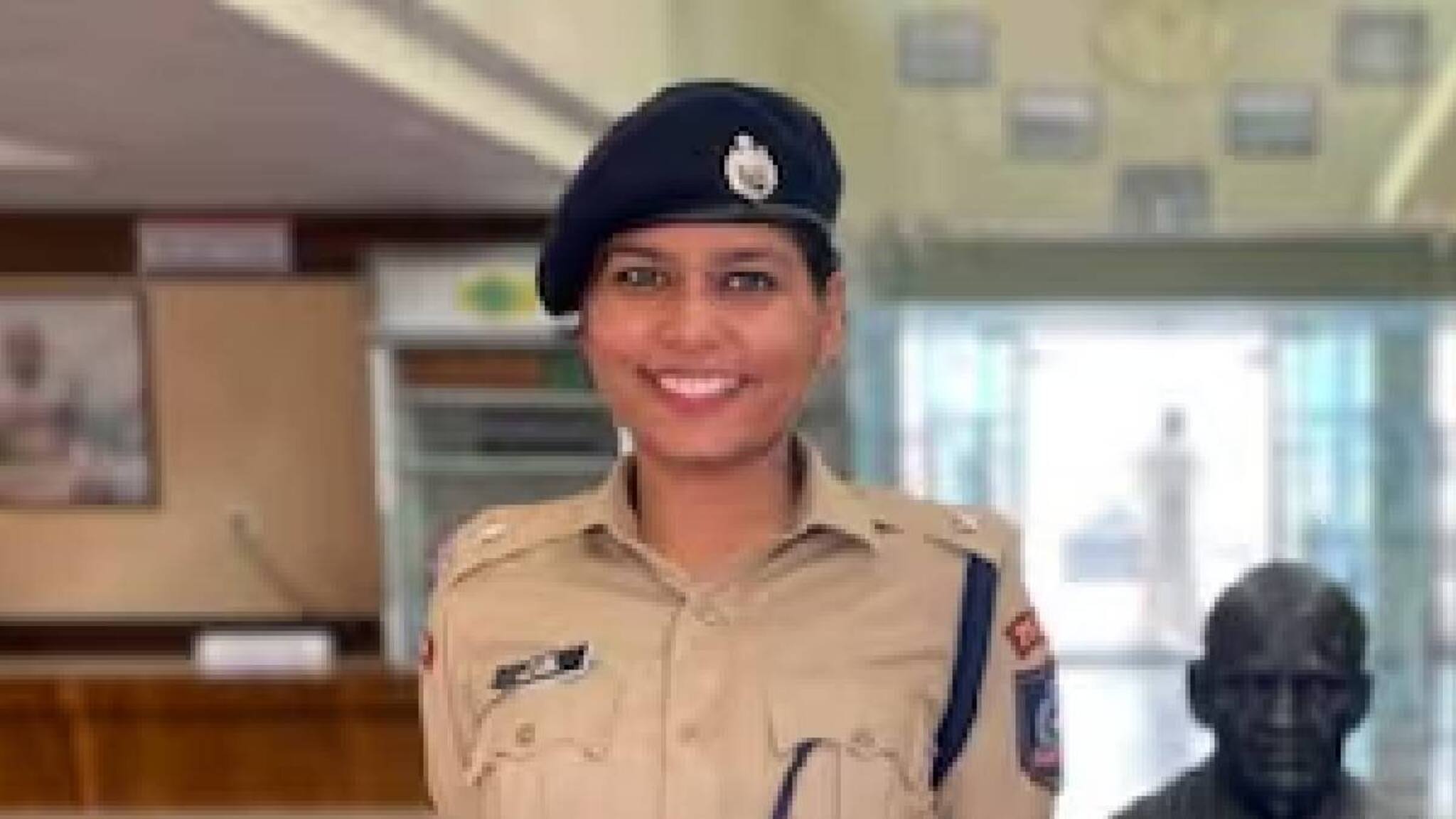 ടിവികെ റാലിയില്‍ കൂടുതല്‍ ആള്‍ക്കൂട്ടത്തെ അനുവദിച്ച വിജയ്‌യുടെ അനുയായിയെ തടഞ്ഞ ഐപിഎസ് ഉദ്യോഗസ്ഥയെ സ്ഥലംമാറ്റി