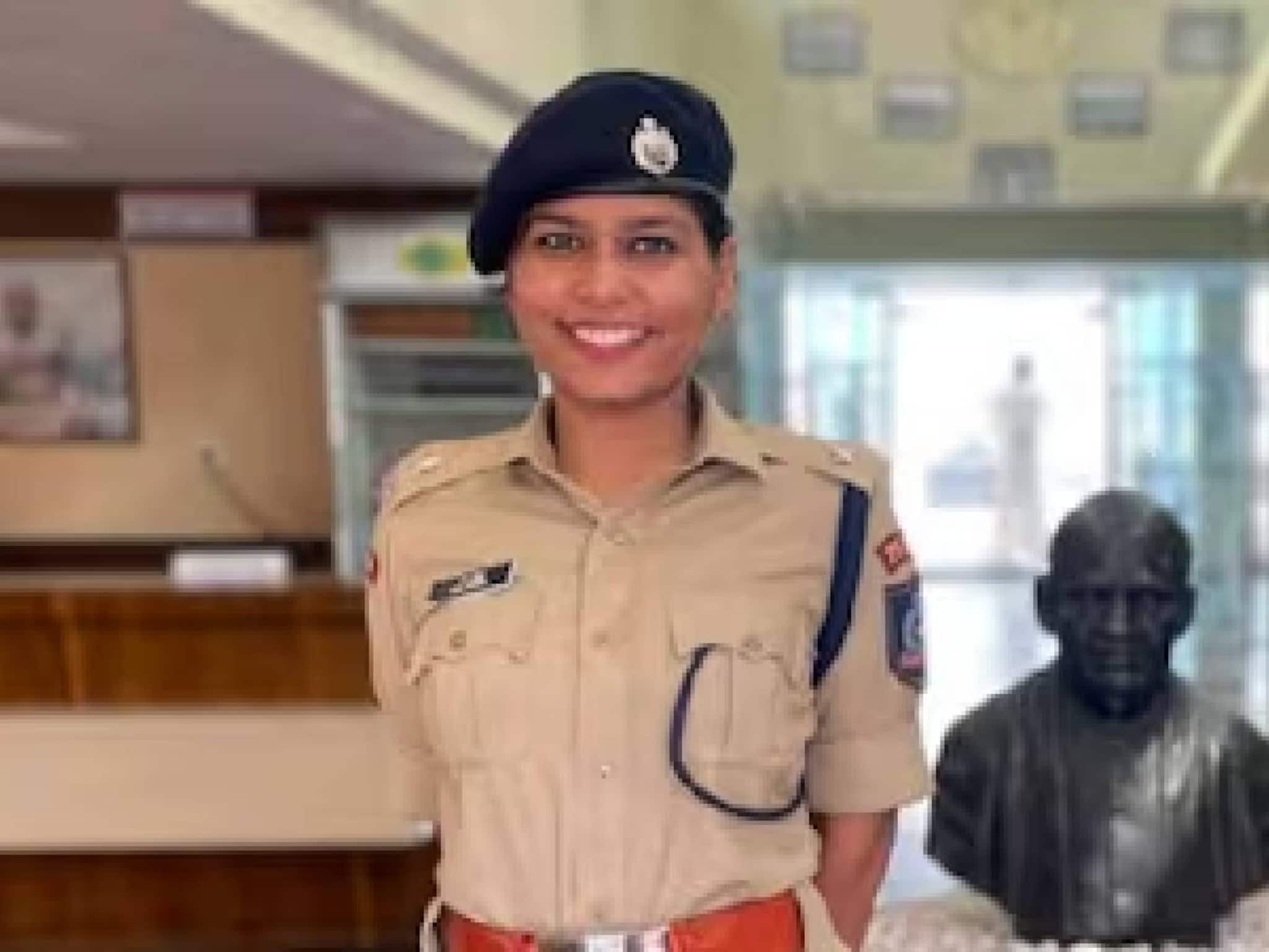 ടിവികെ റാലിയില് കൂടുതല് ആള്ക്കൂട്ടത്തെ അനുവദിച്ച വിജയ്യുടെ അനുയായിയെ തടഞ്ഞ ഐപിഎസ് ഉദ്യോഗസ്ഥയെ സ്ഥലംമാറ്റി ടിവികെ റാലിയില് കൂടുതല് ആള്ക്കൂട്ടത്തെ അനുവദിച്ച വിജയ്യുടെ അനുയായിയെ തടഞ്ഞ ഐപിഎസ് ഉദ്യോഗസ്ഥയെ സ്ഥലംമാറ്റി