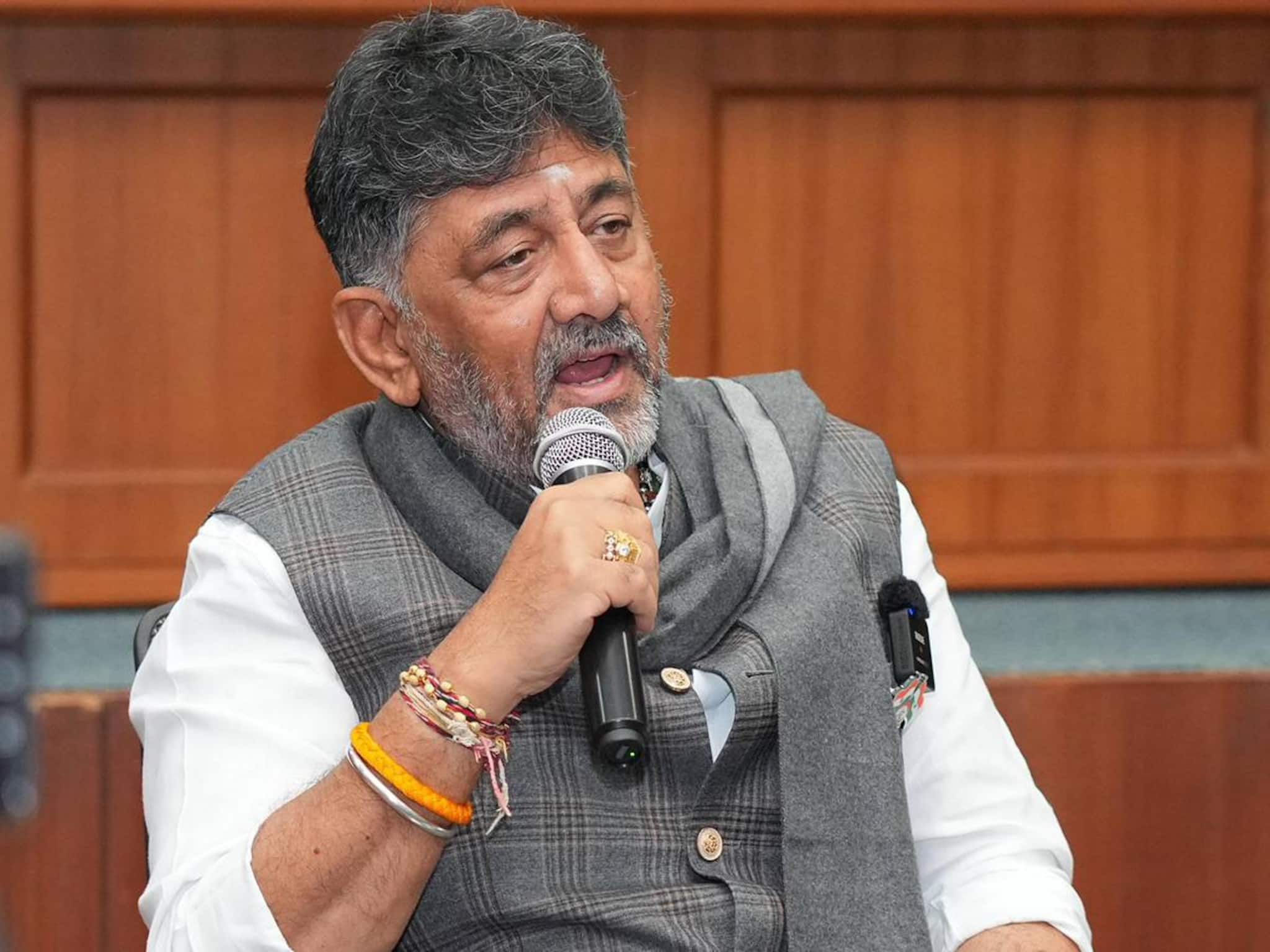 സി.ജെ. റോയിയുടെ മരണത്തിൽ ഉന്നതതല അന്വേഷണം നടത്തുമെന്ന് കർണാടക ഉപമുഖ്യമന്ത്രി ഡി.കെ. ശിവകുമാർ സി.ജെ. റോയിയുടെ മരണത്തിൽ ഉന്നതതല അന്വേഷണം നടത്തുമെന്ന് കർണാടക ഉപമുഖ്യമന്ത്രി ഡി.കെ. ശിവകുമാർ