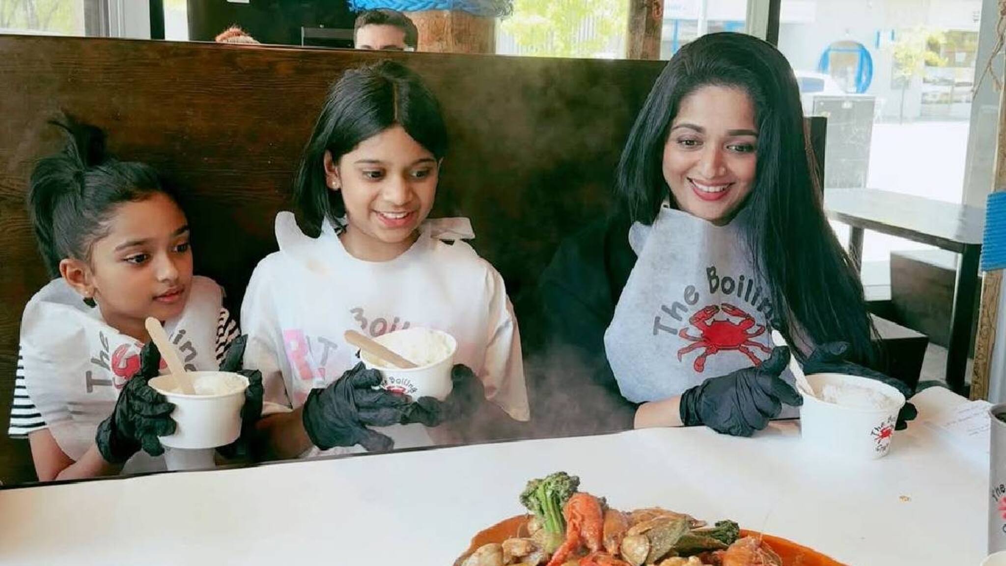 'അമ്മേ, ഇത് നമ്മുടെ ദേ പുട്ടിൽ ഉണ്ടോ?' കാവ്യാ മാധവന്റെ ഓസ്‌ട്രേലിയൻ യാത്രയിൽ മേശയിൽ നിറഞ്ഞ ഭക്ഷണത്തിന് മുന്നിൽ മാമാട്ടി