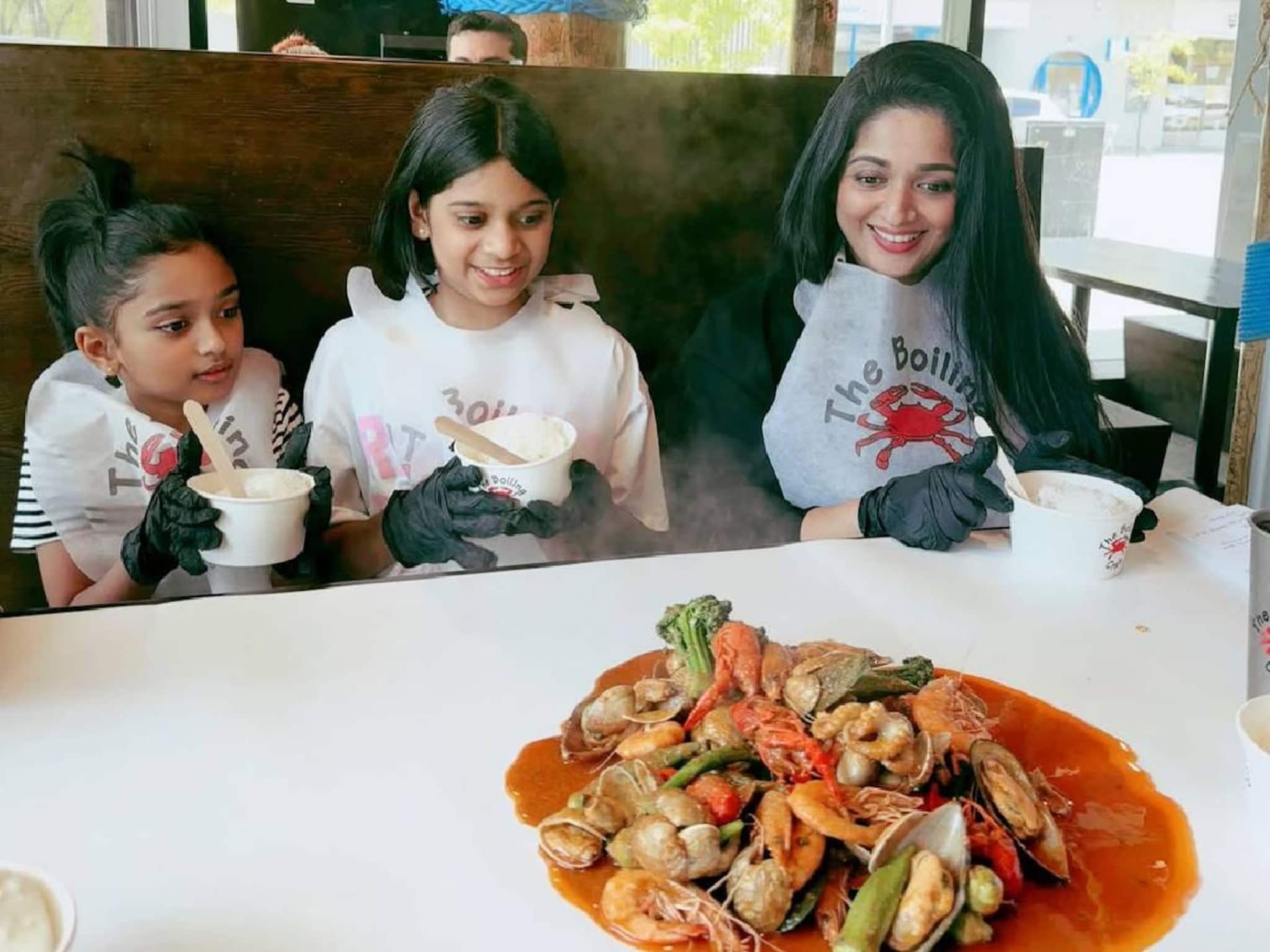 'അമ്മേ, ഇത് നമ്മുടെ ദേ പുട്ടിൽ ഉണ്ടോ?' കാവ്യാ മാധവന്റെ ഓസ്ട്രേലിയൻ യാത്രയിൽ മേശയിൽ നിറഞ്ഞ ഭക്ഷണത്തിന് മുന്നിൽ... 'അമ്മേ, ഇത് നമ്മുടെ ദേ പുട്ടിൽ ഉണ്ടോ?' കാവ്യാ മാധവന്റെ ഓസ്ട്രേലിയൻ യാത്രയിൽ മേശയിൽ നിറഞ്ഞ ഭക്ഷണത്തിന് മുന്നിൽ...