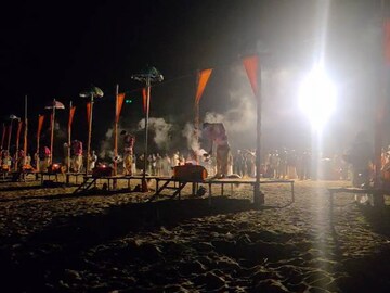 കേരളത്തിന്റെ കുംഭമേള; കാശിയിൽ നിന്നുള്ള പുരോഹിതരുടെ സാന്നിധ്യത്തിൽ നിളാ ആരതിക്ക് തുടക്കം