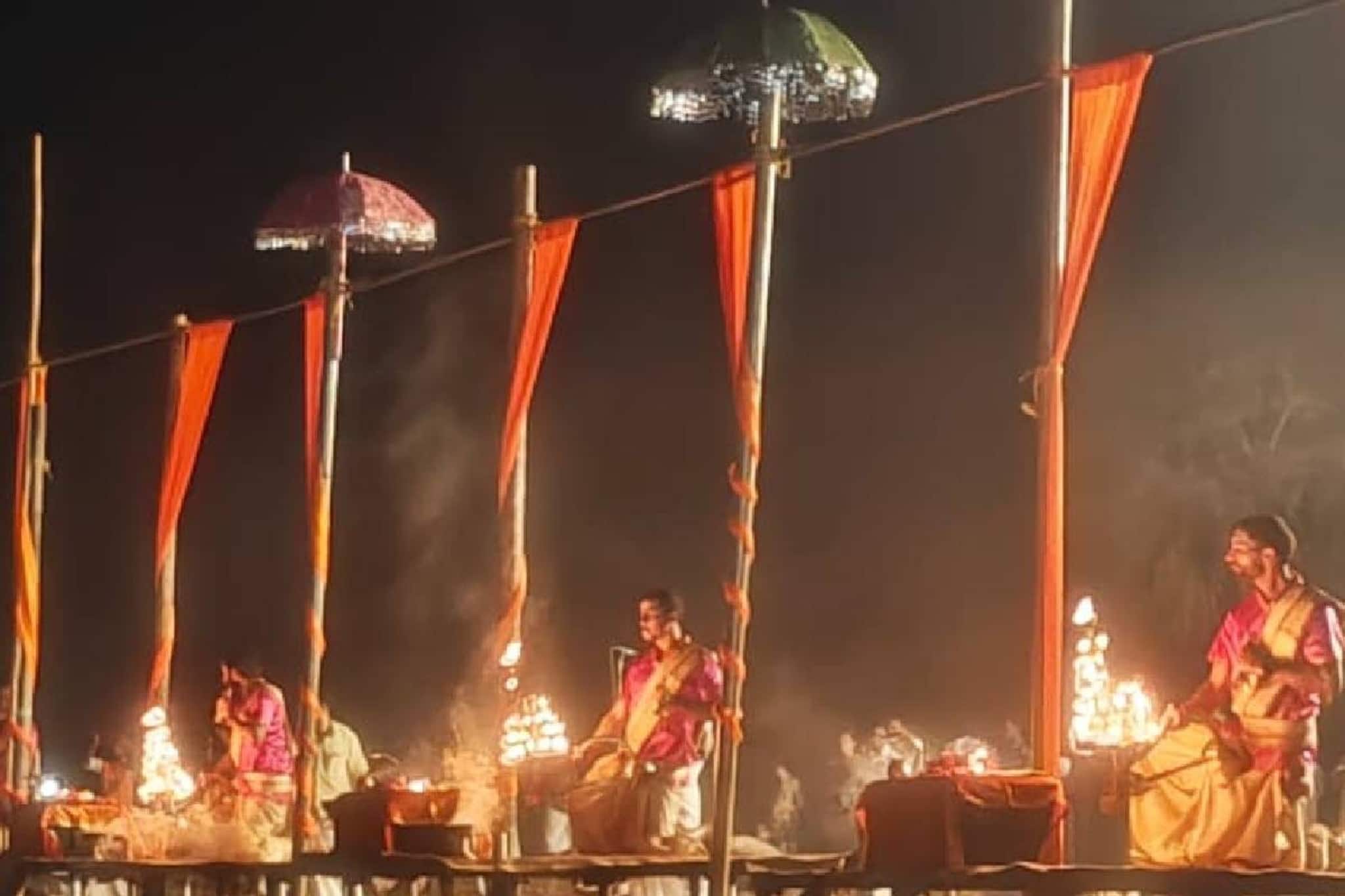 കേരളത്തിന്റെ കുംഭമേള; കാശിയിൽ നിന്നുള്ള പുരോഹിതരുടെ സാന്നിധ്യത്തിൽ നിളാ ആരതിക്ക് തുടക്കം