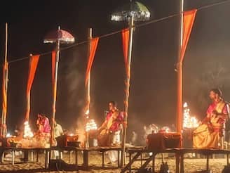 കേരളത്തിന്റെ കുംഭമേള; കാശിയിൽ നിന്നുള്ള പുരോഹിതരുടെ സാന്നിധ്യത്തിൽ നിളാ ആരതിക്ക് തുടക്കം