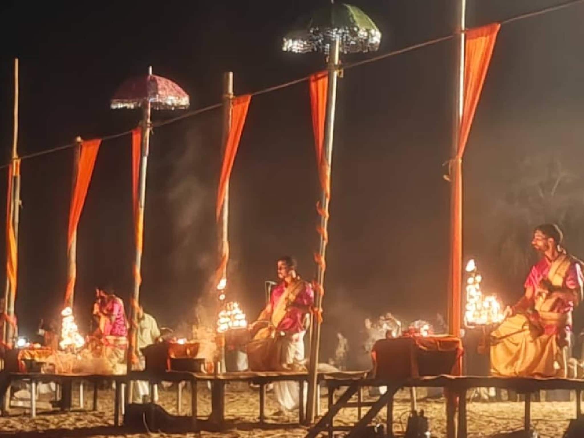 കേരളത്തിന്റെ കുംഭമേള; കാശിയിൽ നിന്നുള്ള പുരോഹിതരുടെ സാന്നിധ്യത്തിൽ നിളാ ആരതിക്ക് തുടക്കം