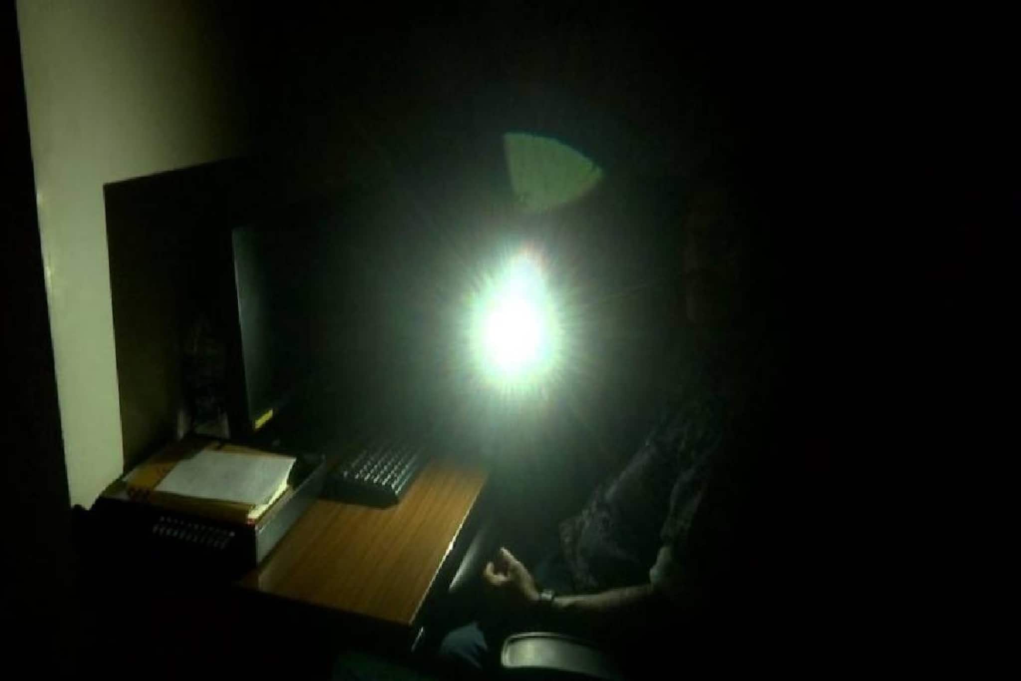 അര ലക്ഷം കൊടുക്കാനുള്ള മോട്ടോർ വാഹന ഓഫീസിന്റെ ഫ്യൂസ് കെഎസ്ഇബി ഊരി; അഞ്ചുദിവസമായി ഇരുട്ടിൽ അര ലക്ഷം കൊടുക്കാനുള്ള മോട്ടോർ വാഹന ഓഫീസിന്റെ ഫ്യൂസ് കെഎസ്ഇബി ഊരി; അഞ്ചുദിവസമായി ഇരുട്ടിൽ