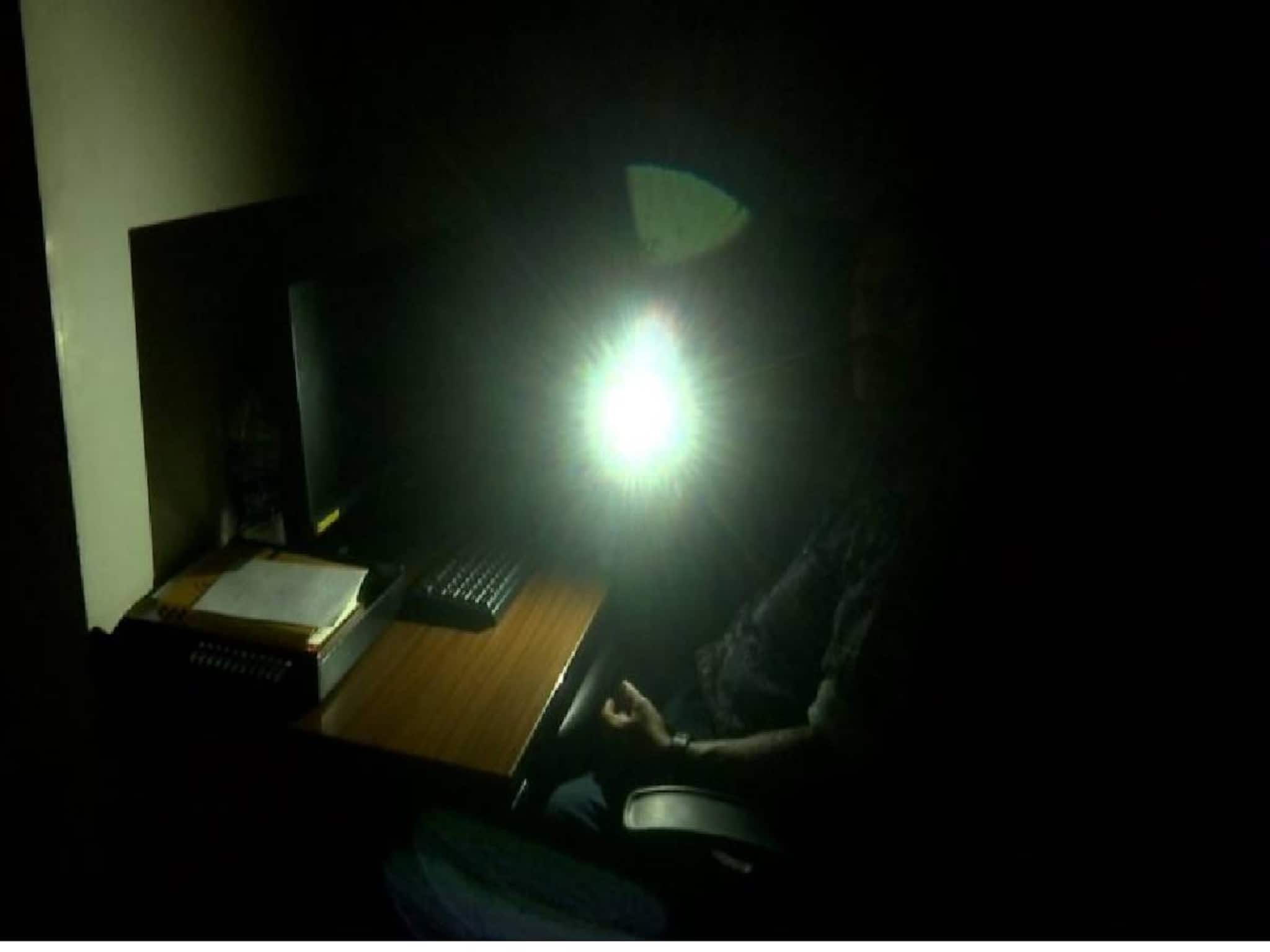 അര ലക്ഷം കൊടുക്കാനുള്ള മോട്ടോർ വാഹന ഓഫീസിന്റെ ഫ്യൂസ് കെഎസ്ഇബി ഊരി; അഞ്ചുദിവസമായി ഇരുട്ടിൽ അര ലക്ഷം കൊടുക്കാനുള്ള മോട്ടോർ വാഹന ഓഫീസിന്റെ ഫ്യൂസ് കെഎസ്ഇബി ഊരി; അഞ്ചുദിവസമായി ഇരുട്ടിൽ