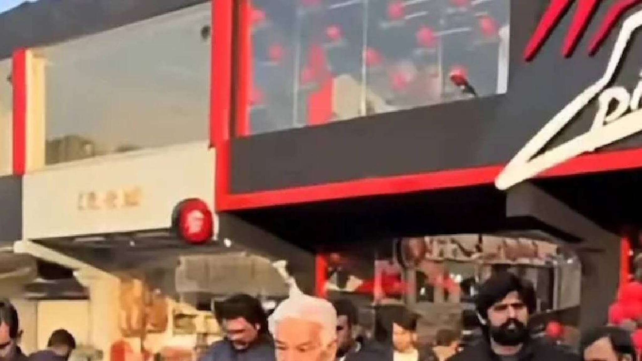 പിസ്സ ഹട്ടിന്റെ വ്യാജ ഔട്ട്‌ലെറ്റിന്റെ ഉദ്ഘാടനം നിര്‍വഹിച്ച് പരിഹാസ്യനായി പാക് പ്രതിരോധ മന്ത്രി