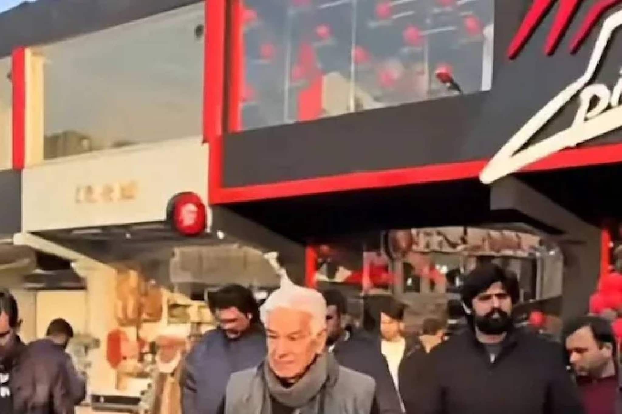 പിസ്സ ഹട്ടിന്റെ വ്യാജ ഔട്ട്‌ലെറ്റിന്റെ ഉദ്ഘാടനം നിര്‍വഹിച്ച് പരിഹാസ്യനായി പാക് പ്രതിരോധ മന്ത്രി