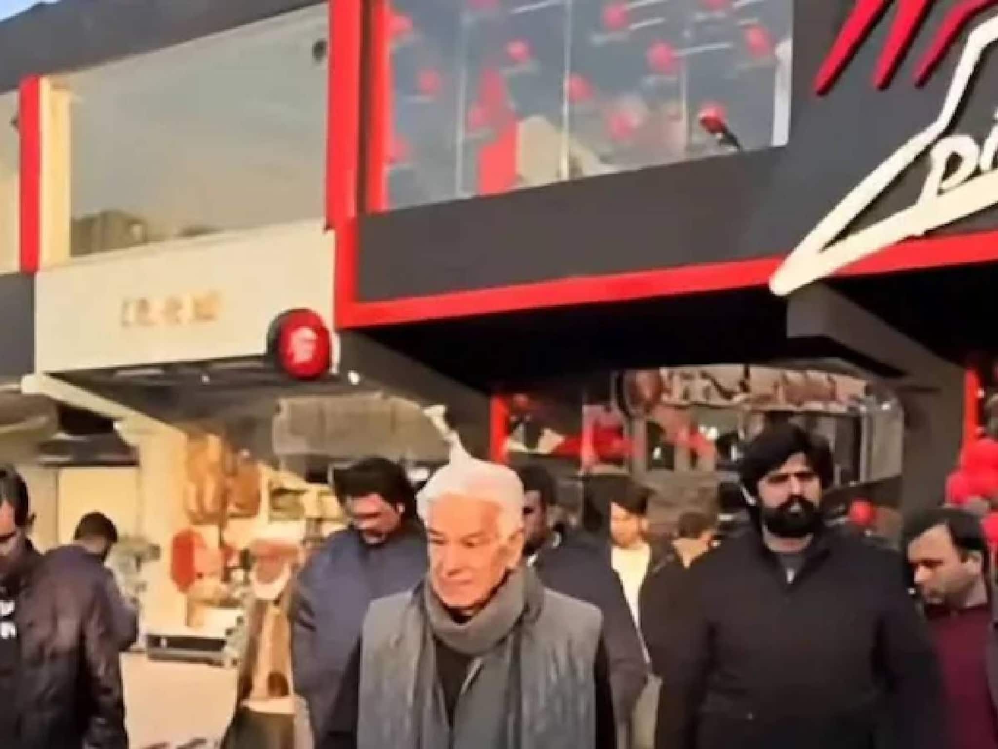 പിസ്സ ഹട്ടിന്റെ വ്യാജ ഔട്ട്‌ലെറ്റിന്റെ ഉദ്ഘാടനം നിര്‍വഹിച്ച് പരിഹാസ്യനായി പാക് പ്രതിരോധ മന്ത്രി