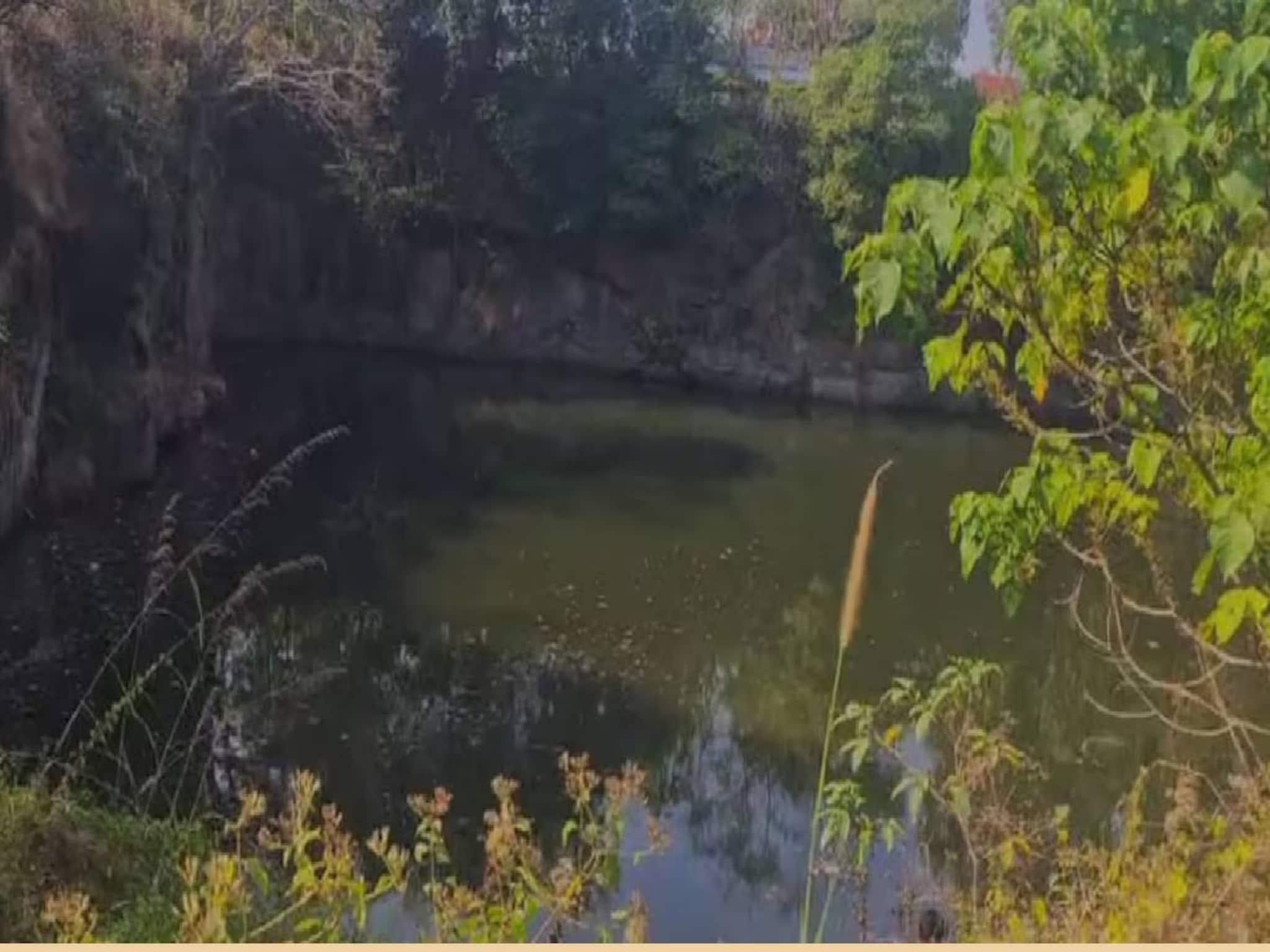 എറണാകുളത്ത് രാവിലെ സ്കൂളിലേക്ക് പോയ പ്ലസ് വൺ വിദ്യാർഥിനി പാറമടയിൽ മരിച്ച നിലയില്‍