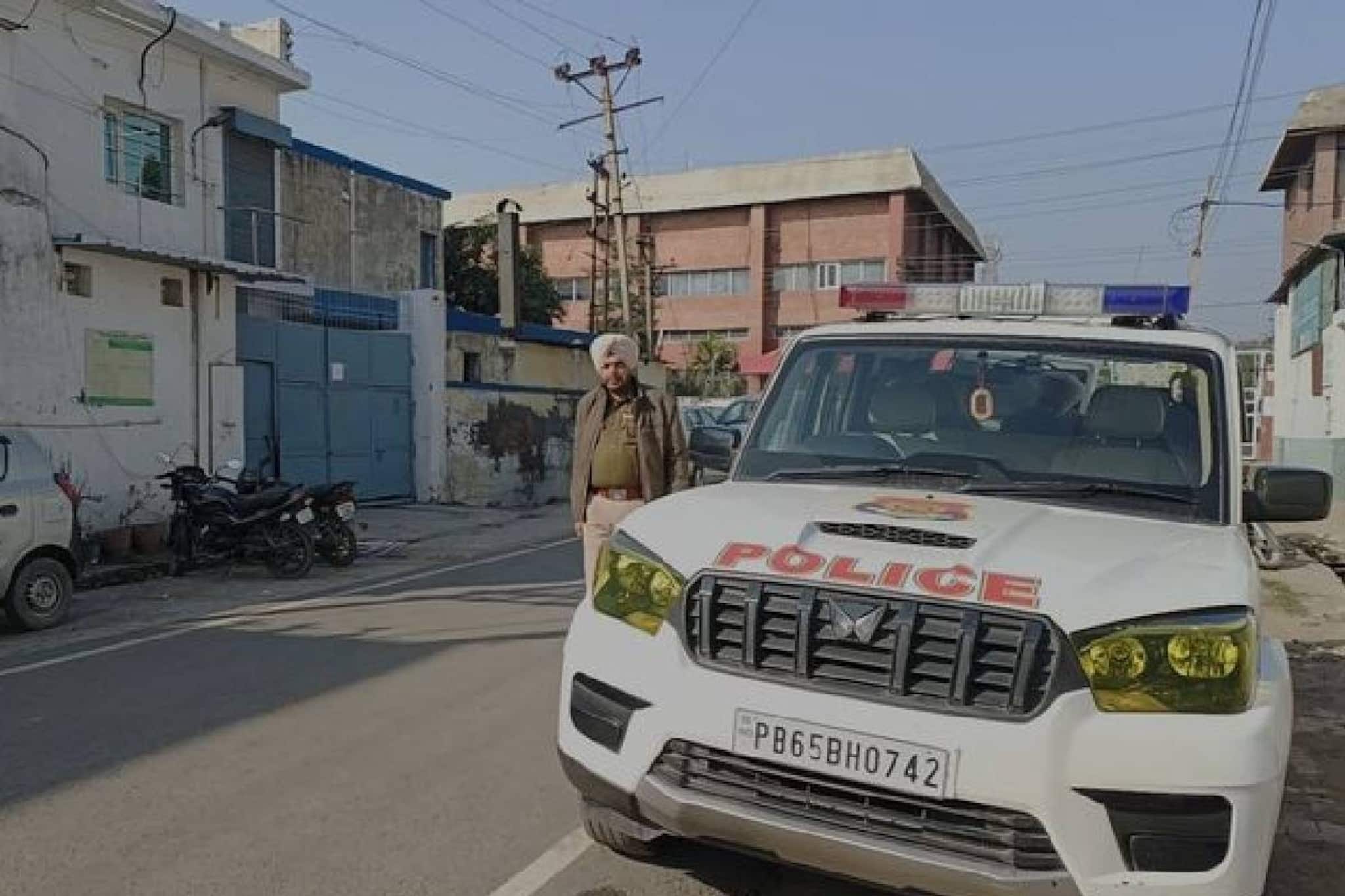 പാകിസ്ഥാന് സുരക്ഷാ വിവരങ്ങള് ചോര്ത്തി നല്കിയ 15 കാരൻ അറസ്റ്റിൽ പാകിസ്ഥാന് സുരക്ഷാ വിവരങ്ങള് ചോര്ത്തി നല്കിയ 15 കാരൻ അറസ്റ്റിൽ