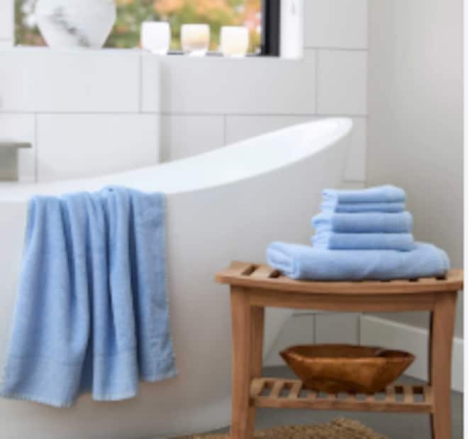 ഈ ലോകത്ത് നാം ഉപയോഗിക്കുന്ന ഓരോ വസ്തുവിനും ഒരു നിശ്ചിത കാലാവധിയുണ്ട്. കഴിക്കുന്ന ഭക്ഷണസാധനങ്ങളുടെ കാര്യത്തിൽ നാം ഇത് ശ്രദ്ധിക്കാറുണ്ടെങ്കിലും, നമ്മുടെ നിത്യജീവിതത്തിന്റെ ഭാഗമായ ബാത്ത് ടവലുകൾക്കും ഒരു 'എക്സ്പയറി ഡേറ്റ്' ഉണ്ടെന്ന് പറഞ്ഞാൽ നിങ്ങൾ വിശ്വസിക്കുമോ? ടവലിന്റെ കാര്യം കേട്ട് അത്ഭുതപ്പെടാൻ വരട്ടെ, ഇത് നൂറു ശതമാനം സത്യമാണ്. നാം ഉപയോഗിക്കുന്ന ടവലുകൾക്കും ഒരു കൃത്യമായ ആയുസ്സുണ്ട്. ഈ കാലാവധി കഴിഞ്ഞും അവ ഉപയോഗിക്കുന്നത് നിങ്ങളുടെ ആരോഗ്യത്തിന് ഗുരുതരമായ പ്രത്യാഘാതങ്ങൾ ഉണ്ടാക്കുമെന്ന് മറക്കരുത്. ഈ ലോകത്ത് നാം ഉപയോഗിക്കുന്ന ഓരോ വസ്തുവിനും ഒരു നിശ്ചിത കാലാവധിയുണ്ട്. കഴിക്കുന്ന ഭക്ഷണസാധനങ്ങളുടെ കാര്യത്തിൽ നാം ഇത് ശ്രദ്ധിക്കാറുണ്ടെങ്കിലും, നമ്മുടെ നിത്യജീവിതത്തിന്റെ ഭാഗമായ ബാത്ത് ടവലുകൾക്കും ഒരു 'എക്സ്പയറി ഡേറ്റ്' ഉണ്ടെന്ന് പറഞ്ഞാൽ നിങ്ങൾ വിശ്വസിക്കുമോ? ടവലിന്റെ കാര്യം കേട്ട് അത്ഭുതപ്പെടാൻ വരട്ടെ, ഇത് നൂറു ശതമാനം സത്യമാണ്. നാം ഉപയോഗിക്കുന്ന ടവലുകൾക്കും ഒരു കൃത്യമായ ആയുസ്സുണ്ട്. ഈ കാലാവധി കഴിഞ്ഞും അവ ഉപയോഗിക്കുന്നത് നിങ്ങളുടെ ആരോഗ്യത്തിന് ഗുരുതരമായ പ്രത്യാഘാതങ്ങൾ ഉണ്ടാക്കുമെന്ന് മറക്കരുത്.