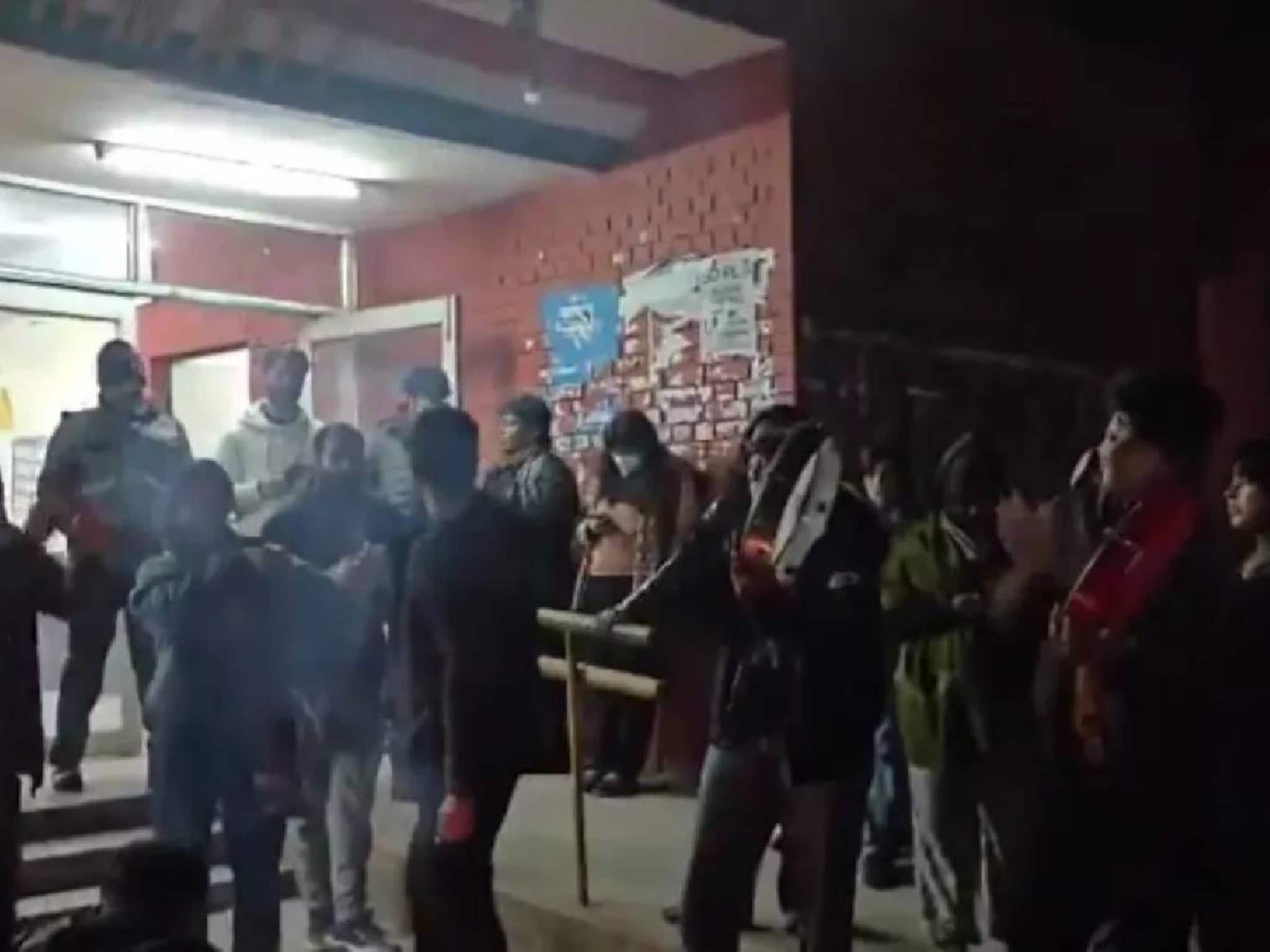 ഭീകരാക്രമണ കേസില്‍ ഉള്‍പ്പെട്ട ഉമര്‍ ഖാലിദിനെയും ഷര്‍ജീല്‍ ഇമാമിനെയും പിന്തുണച്ച് JNUവില്‍ ഇടതുപക്ഷ മുദ്രാവാക്യം